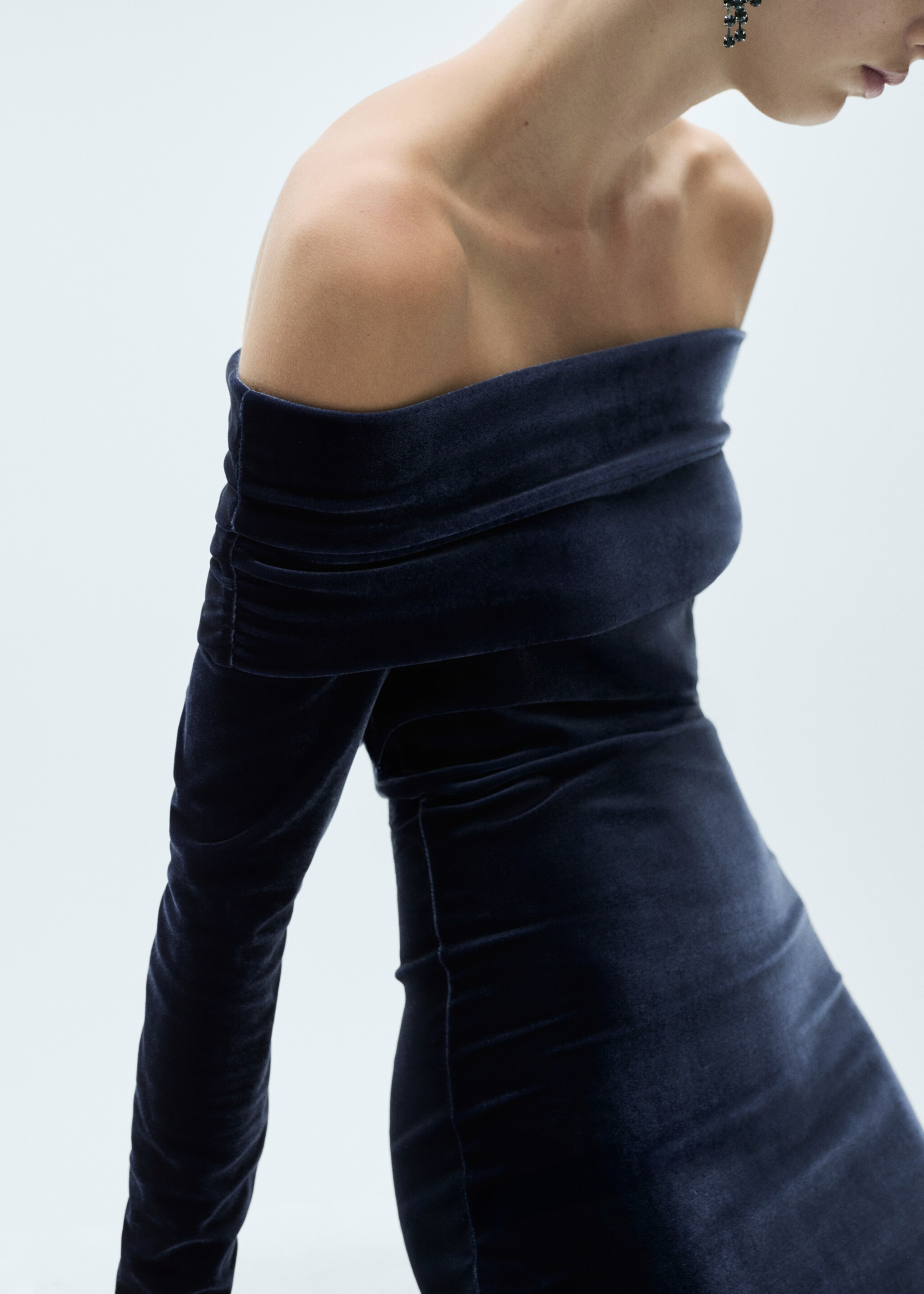 Off-the-shoulder velvet dress - Details of the article 6, Night Blue. Ref: 77079061-00.