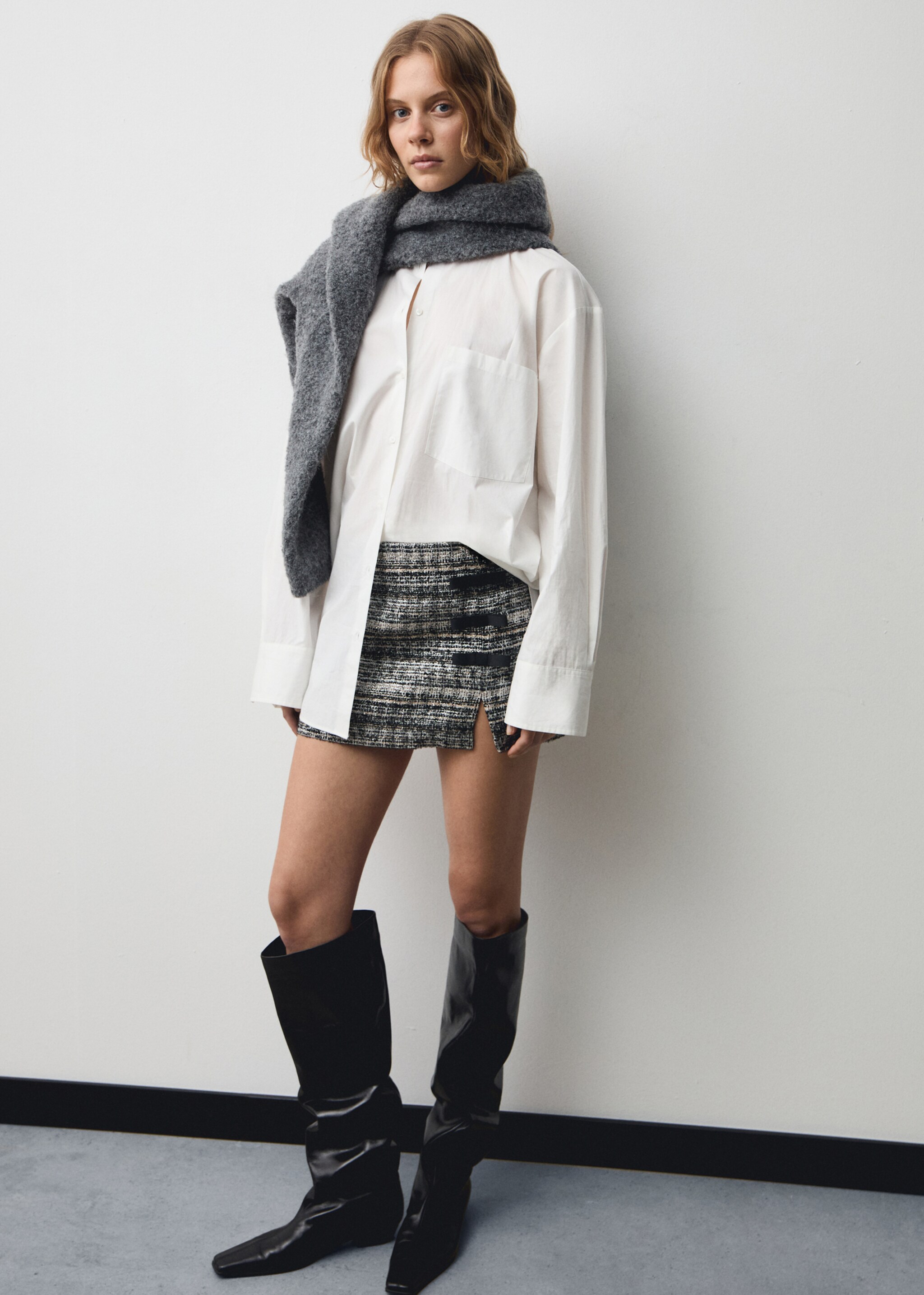 Tweed mini-skirt with bows - Details of the article 2, Black. Ref: 77079245-00.