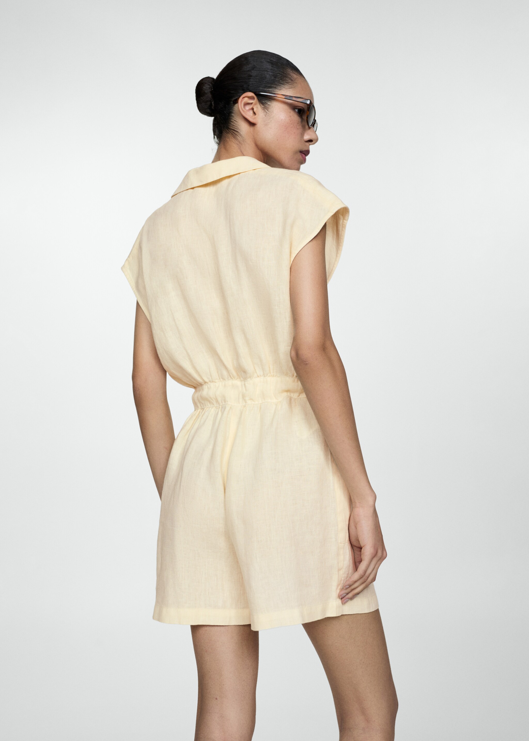 Kurzer Leinen-Jumpsuit mit Schleife - Rückseite des Artikels