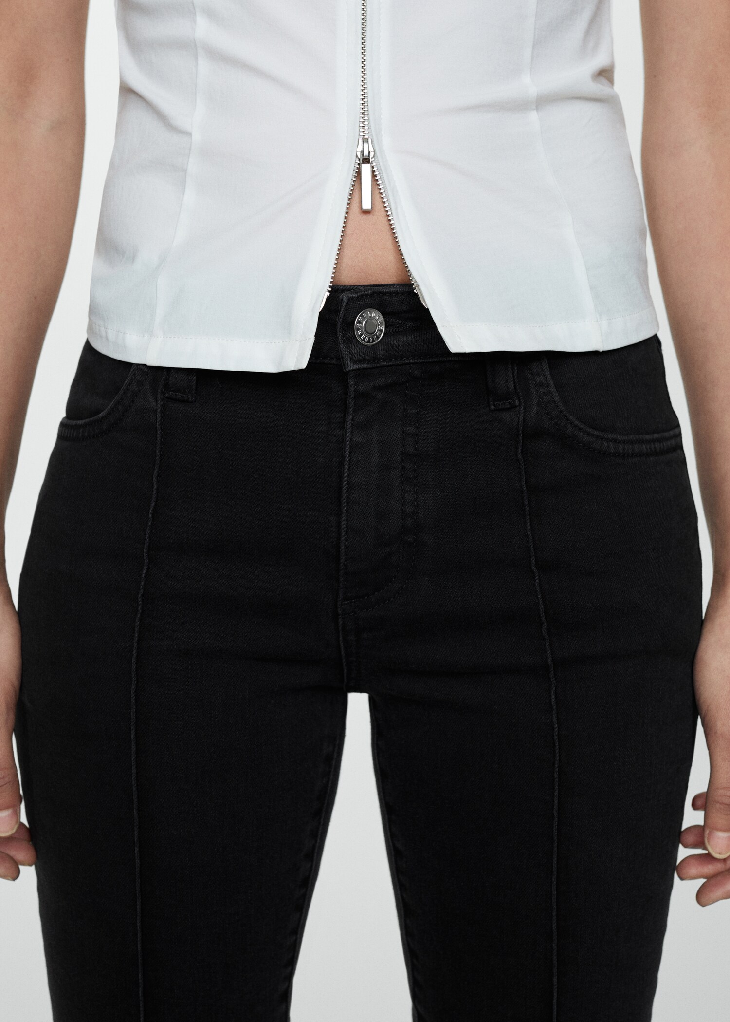 Slim capri jeans with decorative stitching - Details of the article 6