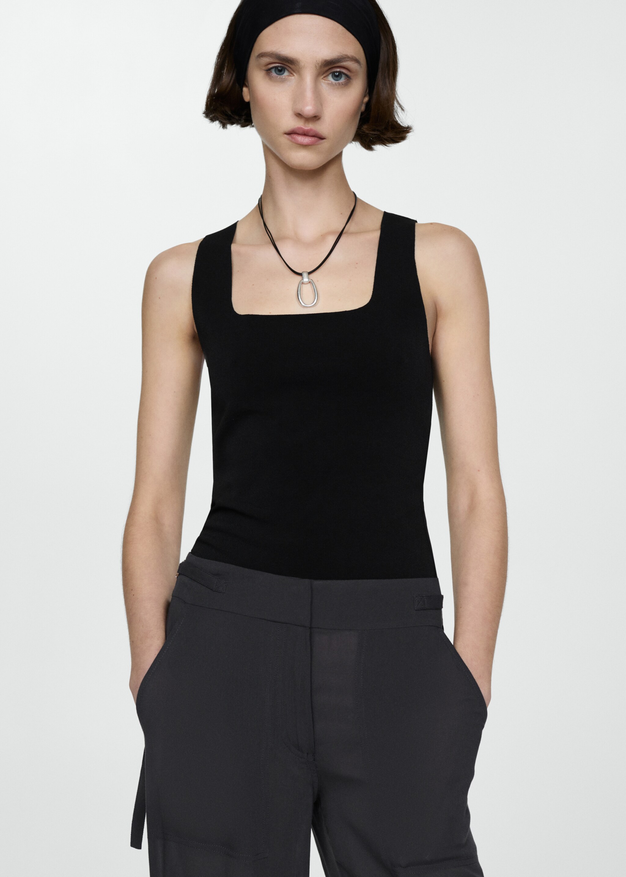 Top bretelles larges - Plan moyen, Noir. Ref: 77080370-00.