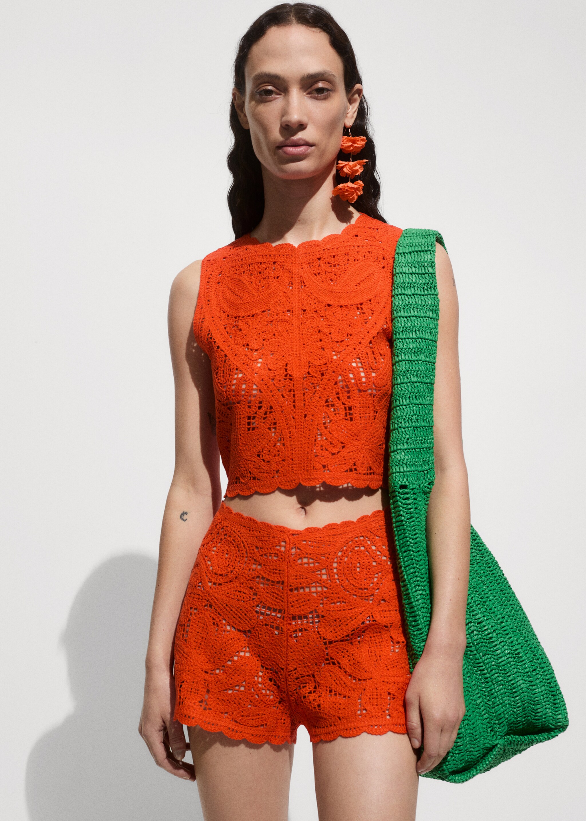Top crochet fleurs - Plan moyen
