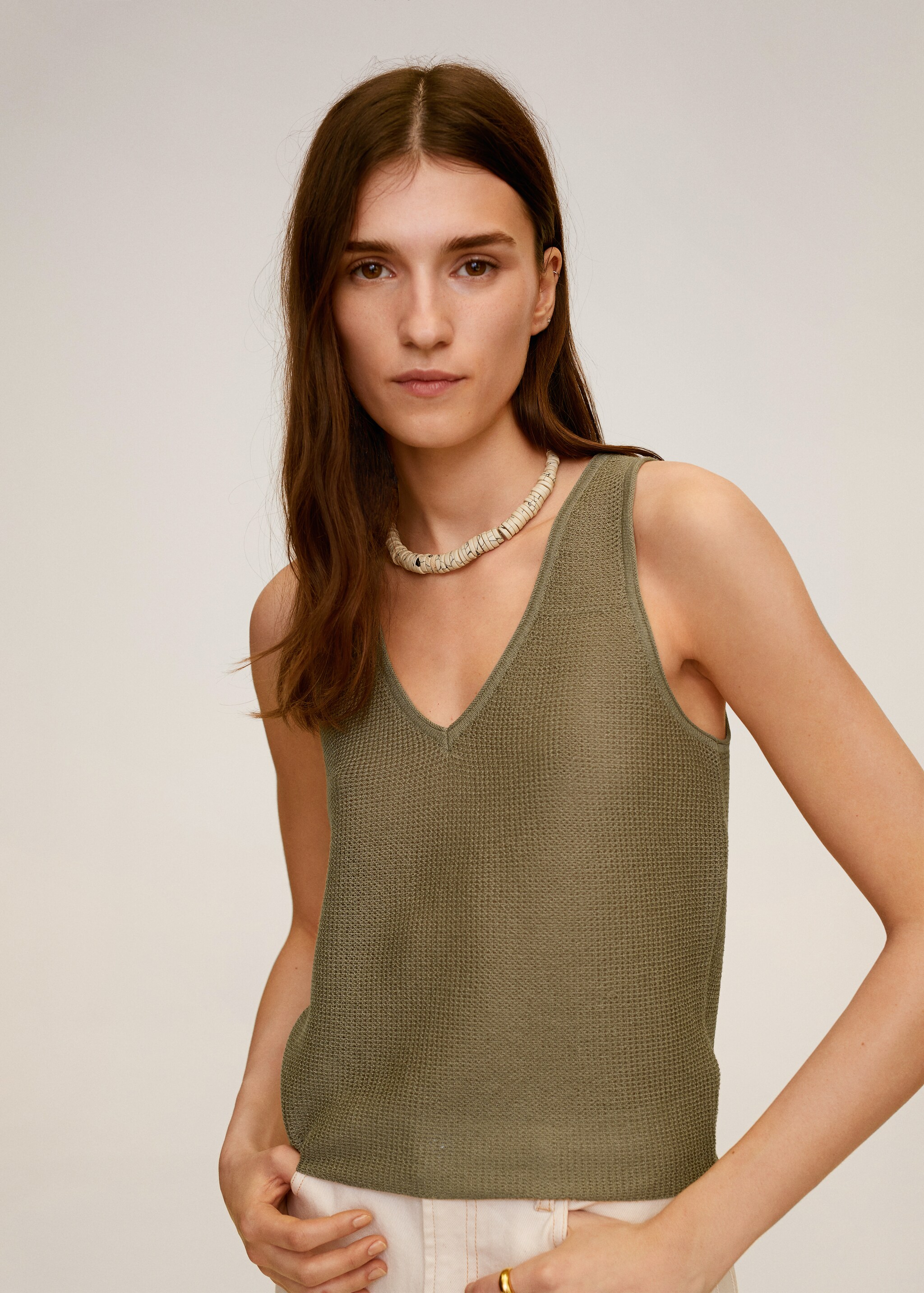 Top cuello pico - Plano medio