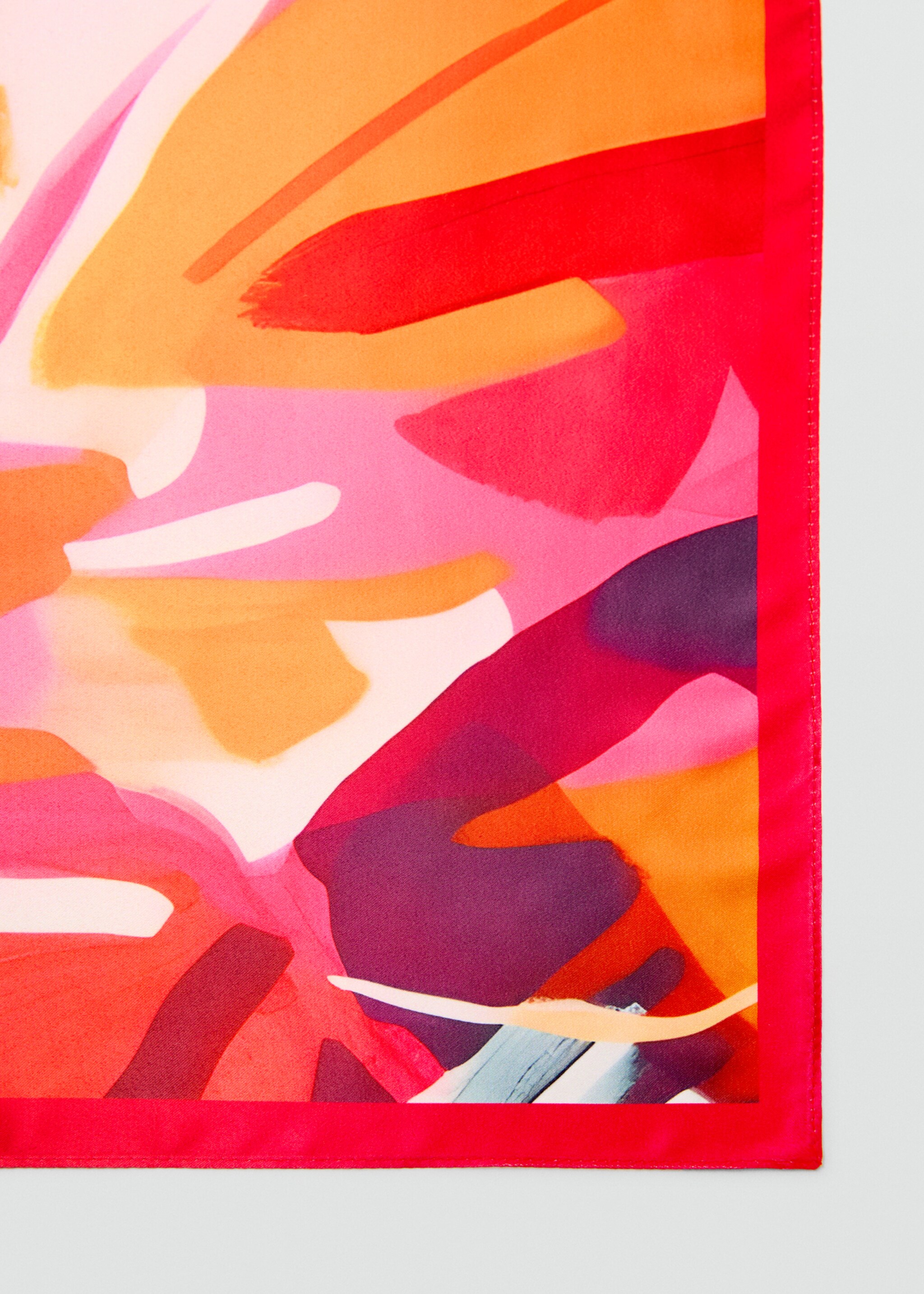 Foulard imprimé multicolore - Plan moyen