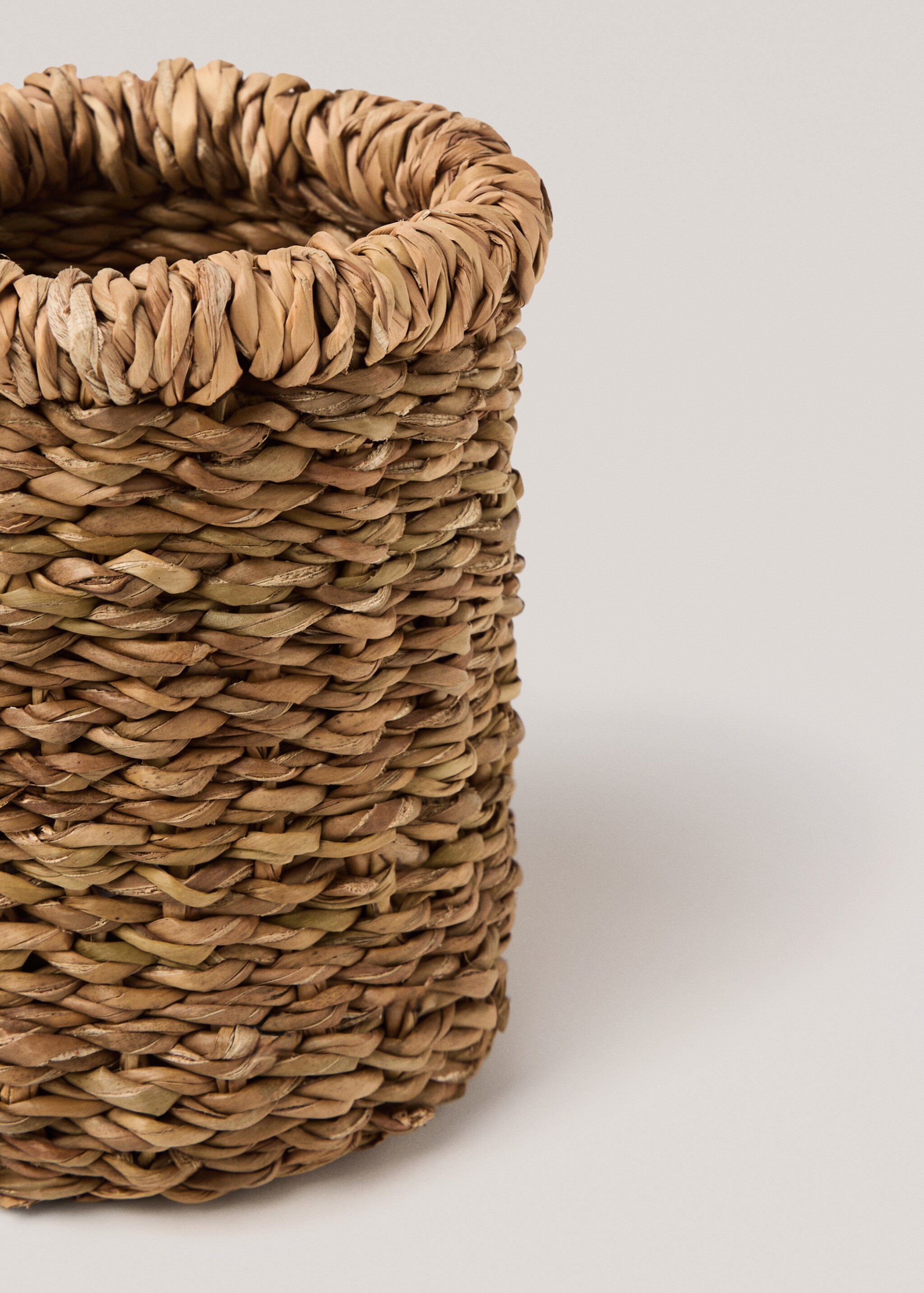 Natural fibre cylindrical basket - Details of the article 1, Brown. Ref: 77080581-00.