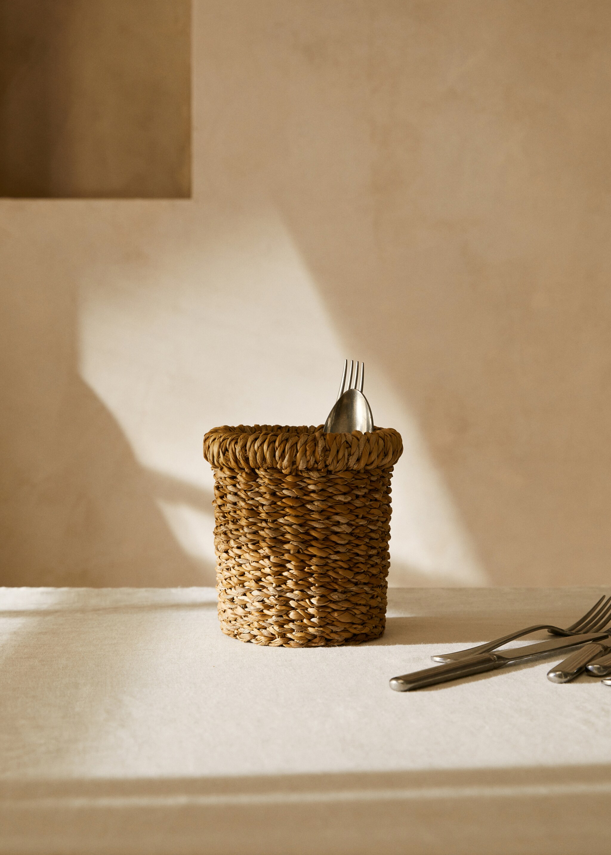 Natural fibre cylindrical basket - Details of the article 9, Brown. Ref: 77080581-00.