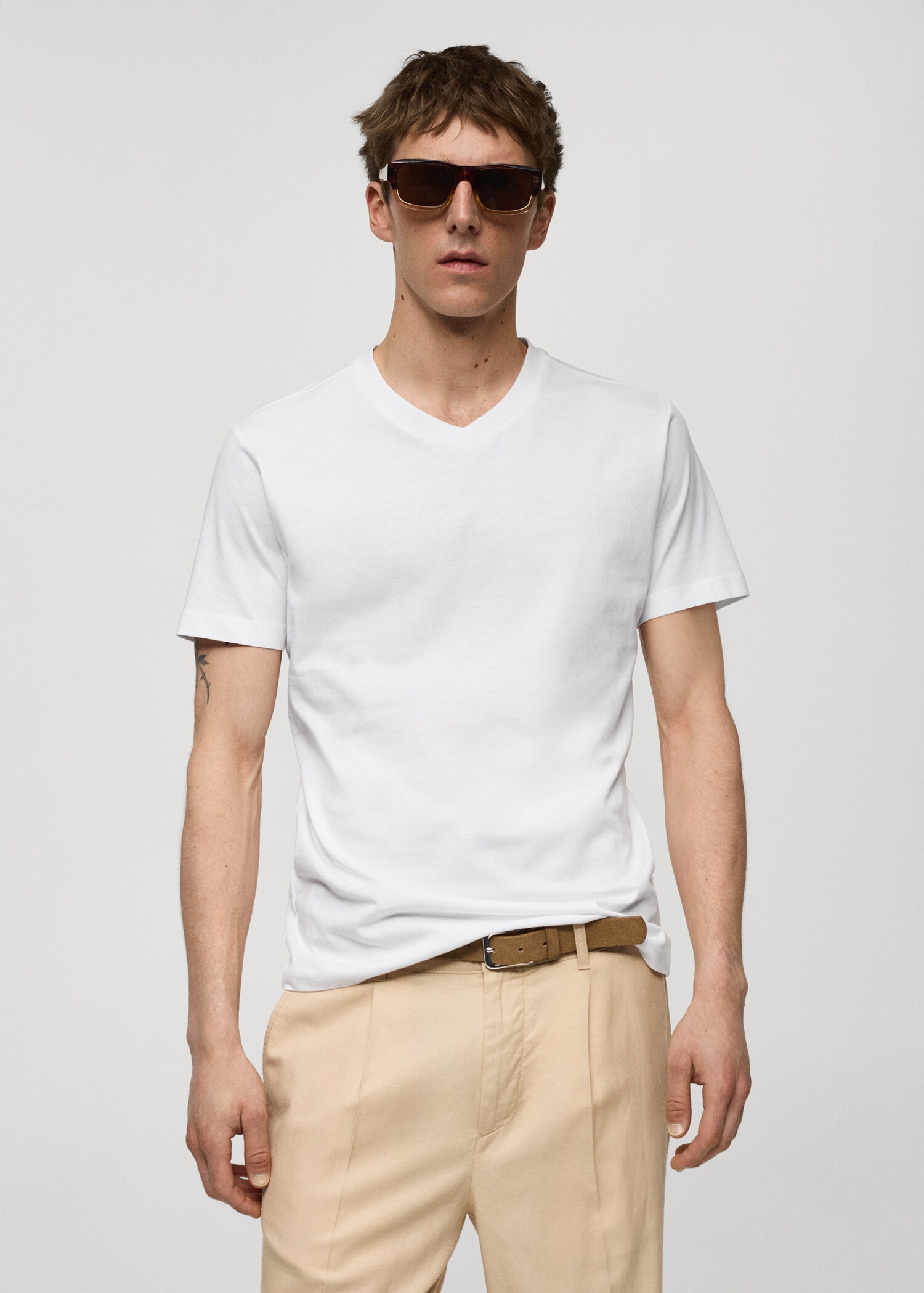 Slim-Fit-T-Shirt aus Baumwolle mit V-Ausschnitt - Mittlere Ansicht