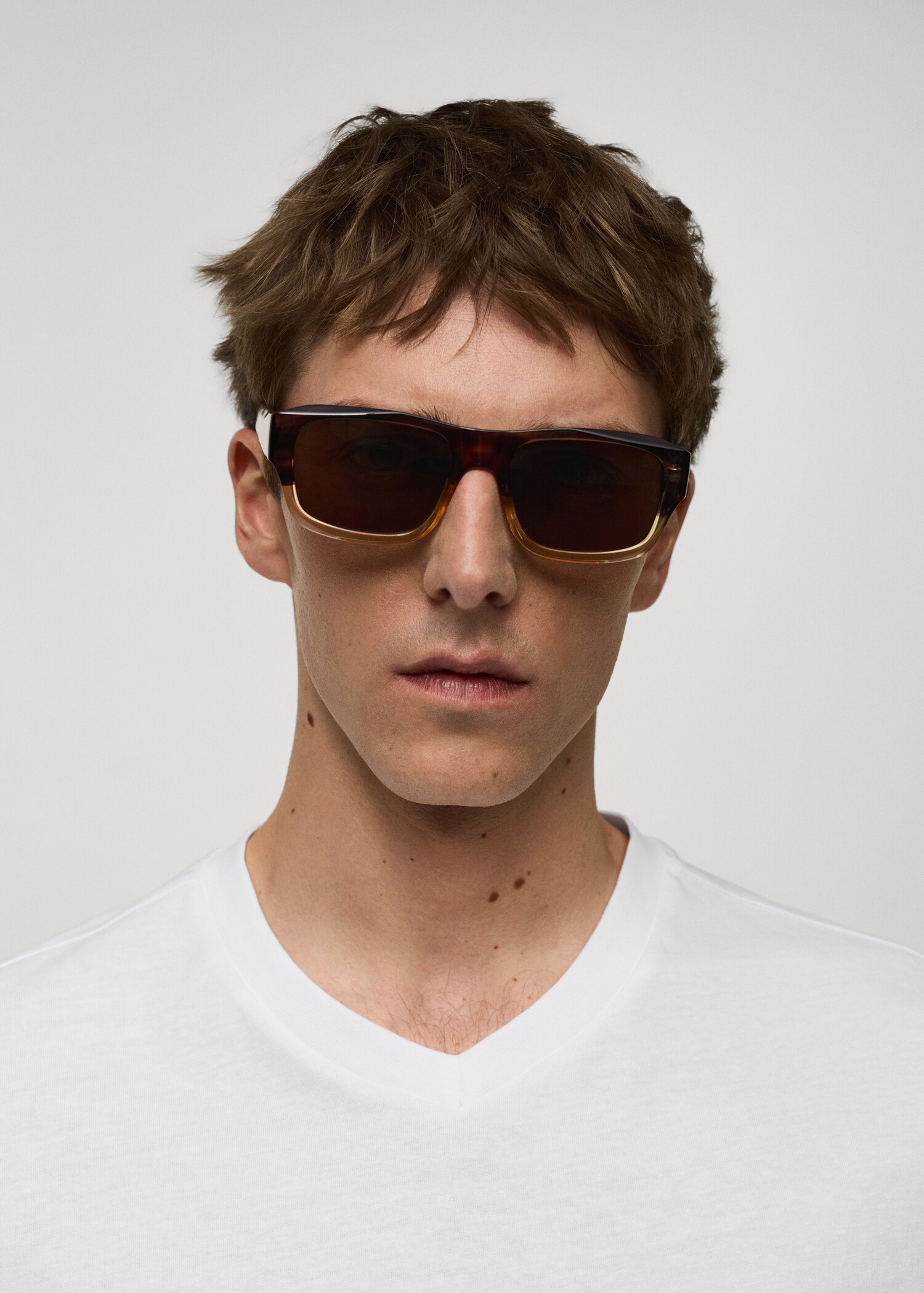 Slim-Fit-T-Shirt aus Baumwolle mit V-Ausschnitt - Detail des Artikels 1