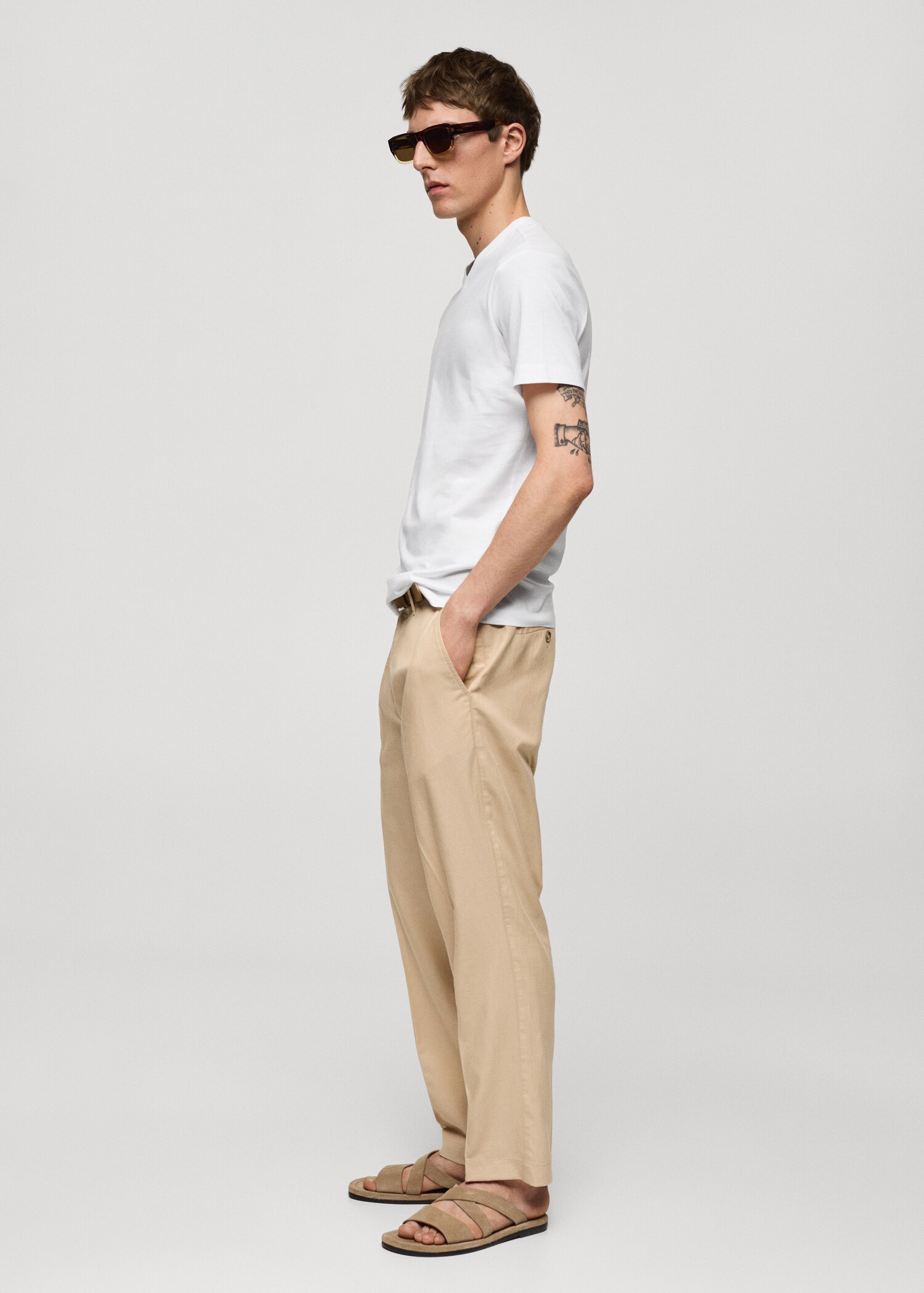Slim-Fit-T-Shirt aus Baumwolle mit V-Ausschnitt - Detail des Artikels 2