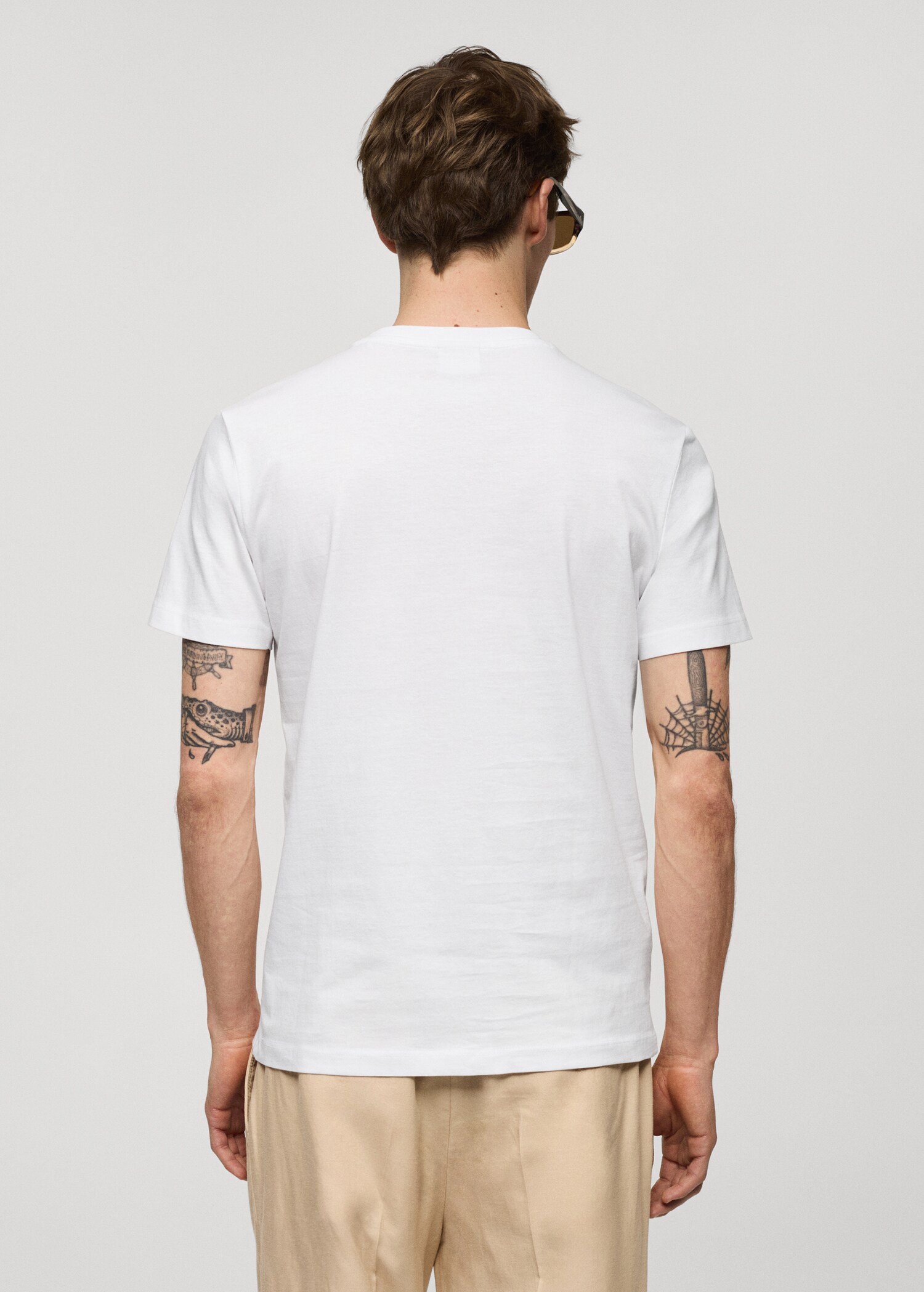 Slim-Fit-T-Shirt aus Baumwolle mit V-Ausschnitt - Rückseite des Artikels