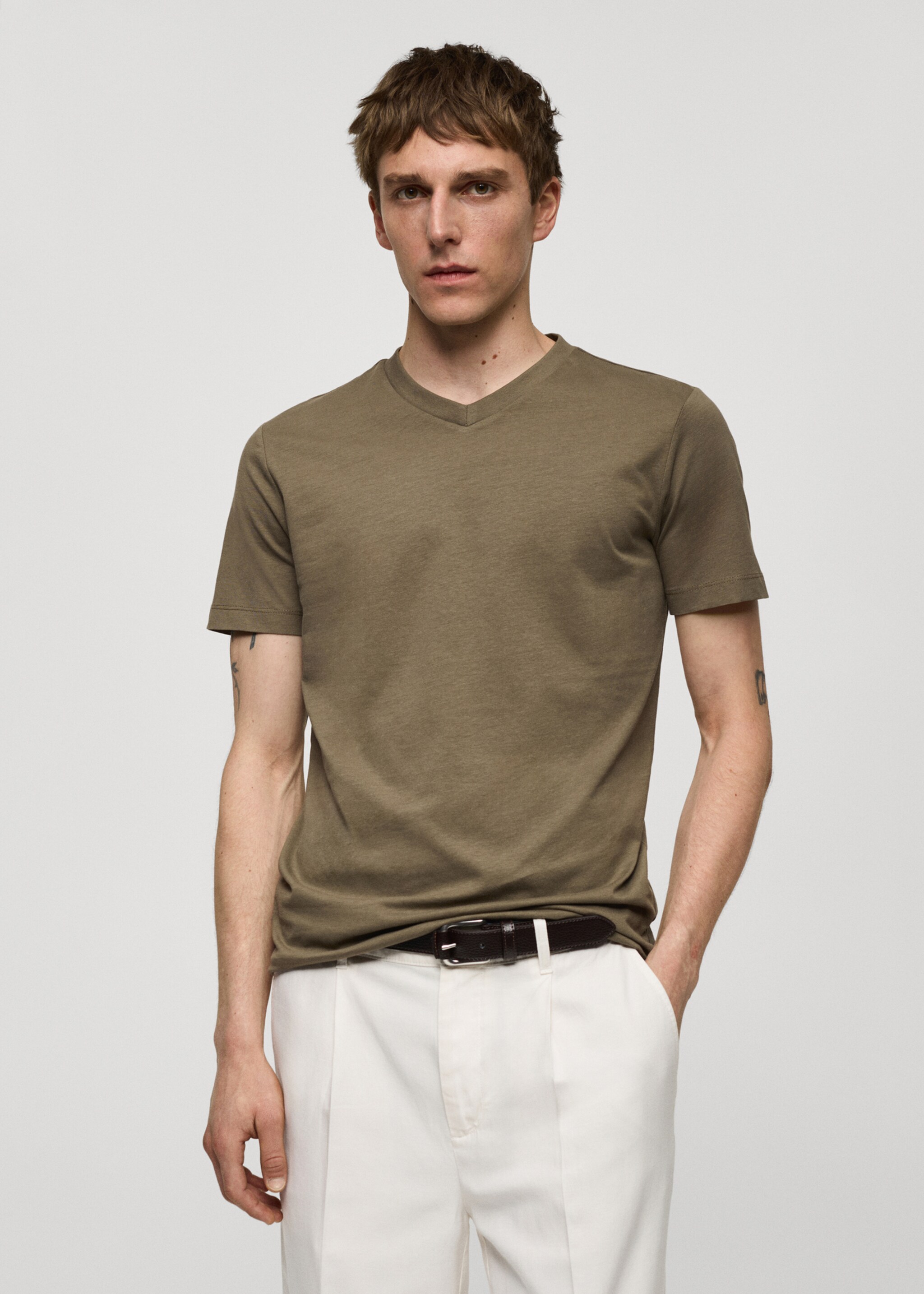 V-ringad t-shirt slim fit bomull - Bild av mittparti, Mellanbrun. Ref: 77080584-00.