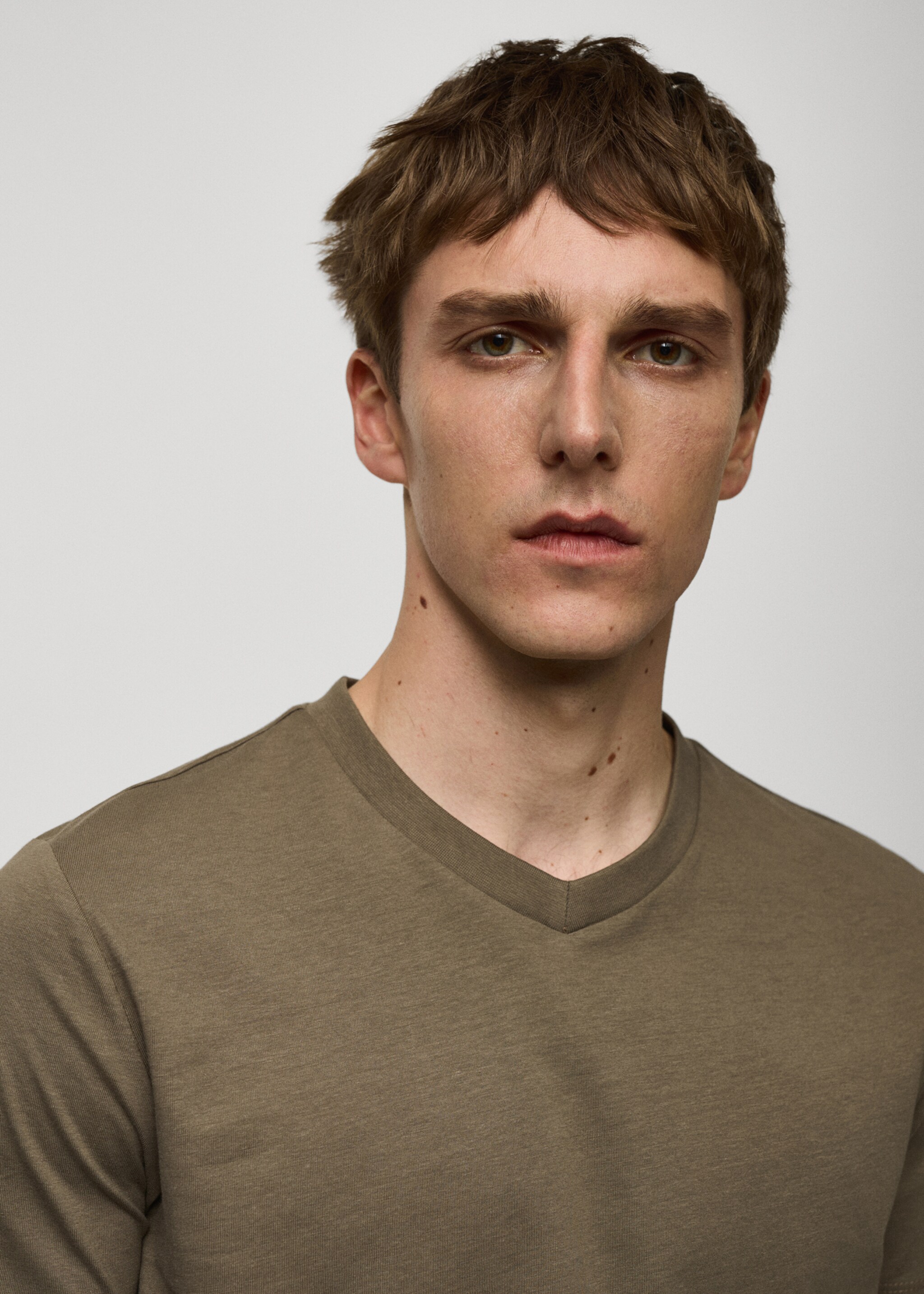 V-ringad t-shirt slim fit bomull - Detaljer om artikeln 1, Mellanbrun. Ref: 77080584-00.