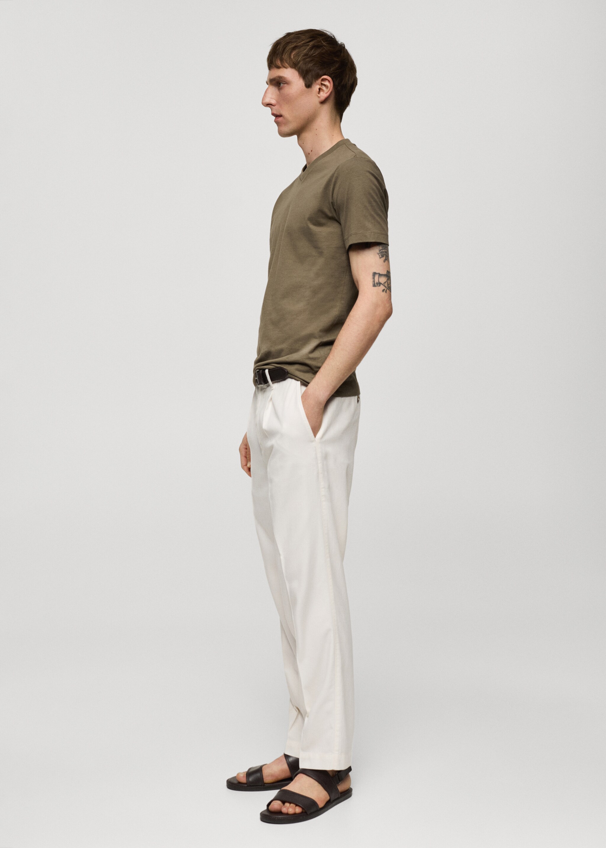 V-ringad t-shirt slim fit bomull - Detaljer om artikeln 2, Mellanbrun. Ref: 77080584-00.