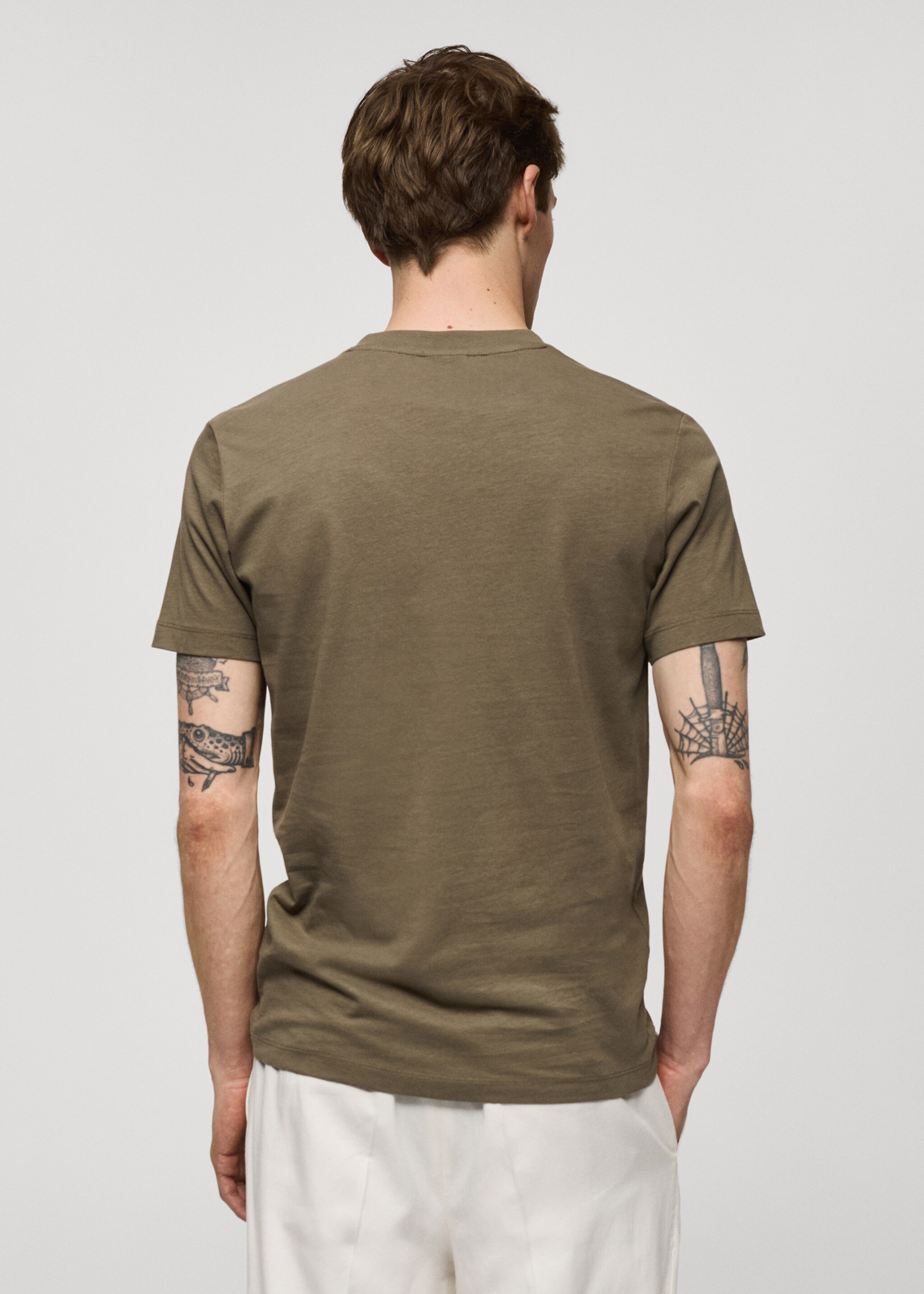 V-ringad t-shirt slim fit bomull - Artikelns baksida, Mellanbrun. Ref: 77080584-00.