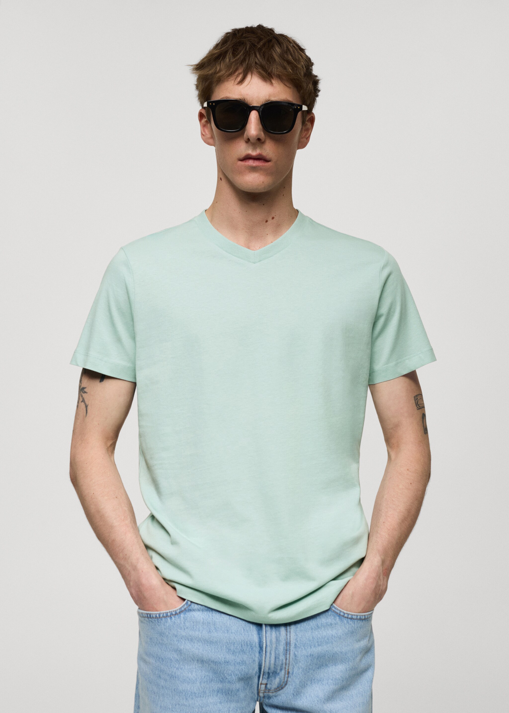 Camiseta slim fit algodón cuello pico - Plano medio