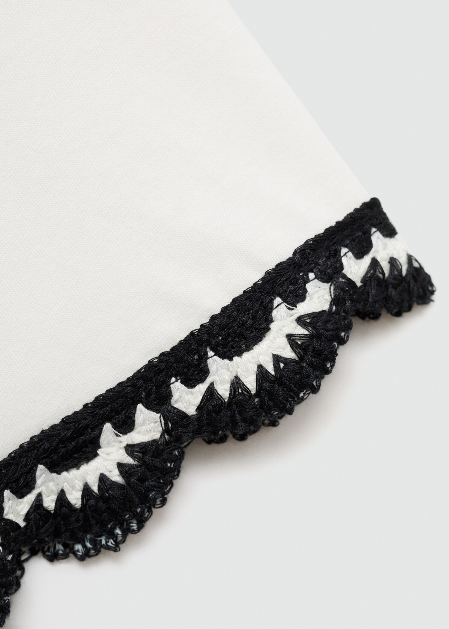 T-shirt with crochet-detail sleeves - Details of the article 8