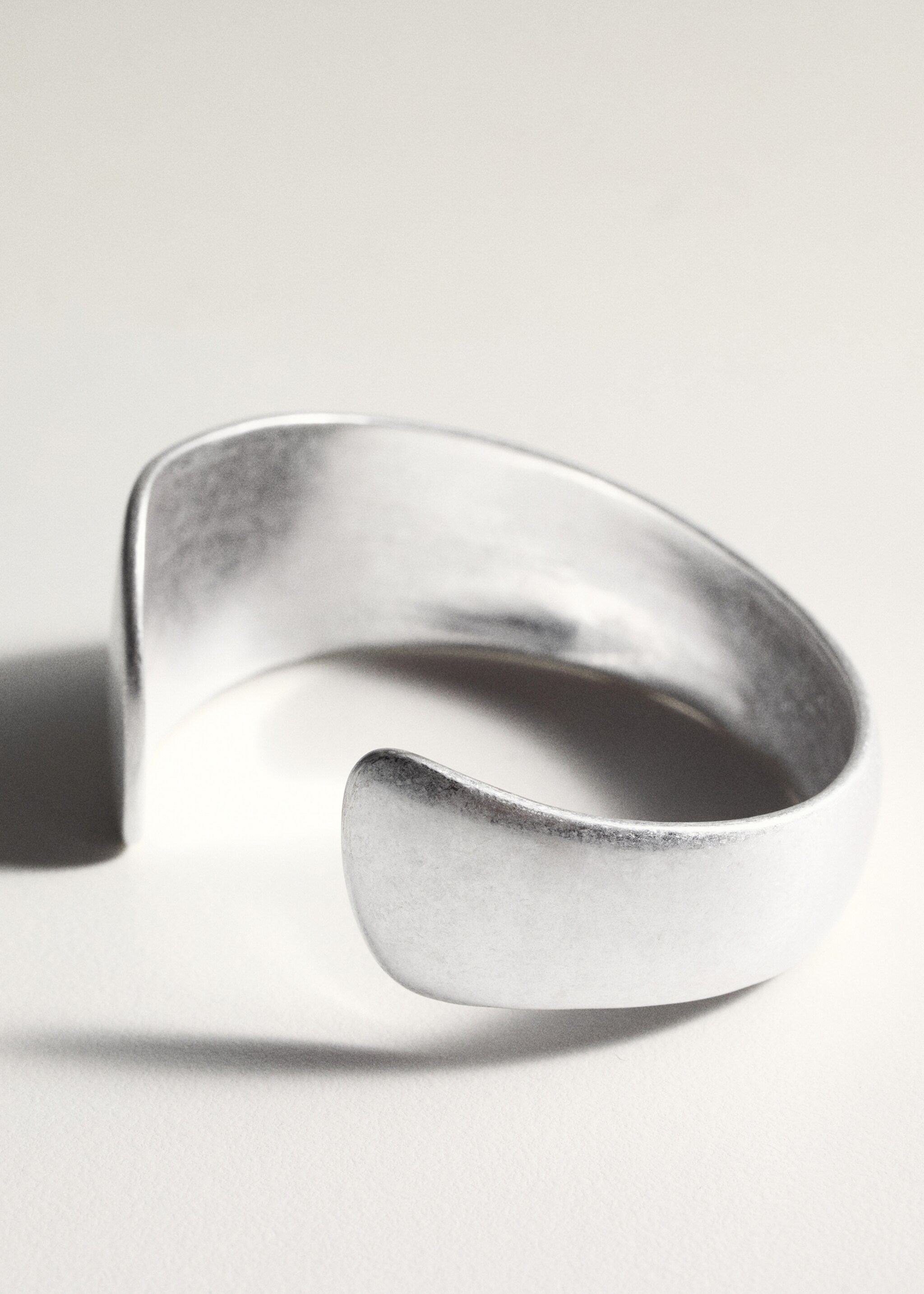Irregular rigid bracelet - Details of the article 5, Silver. Ref: 77080628-00.