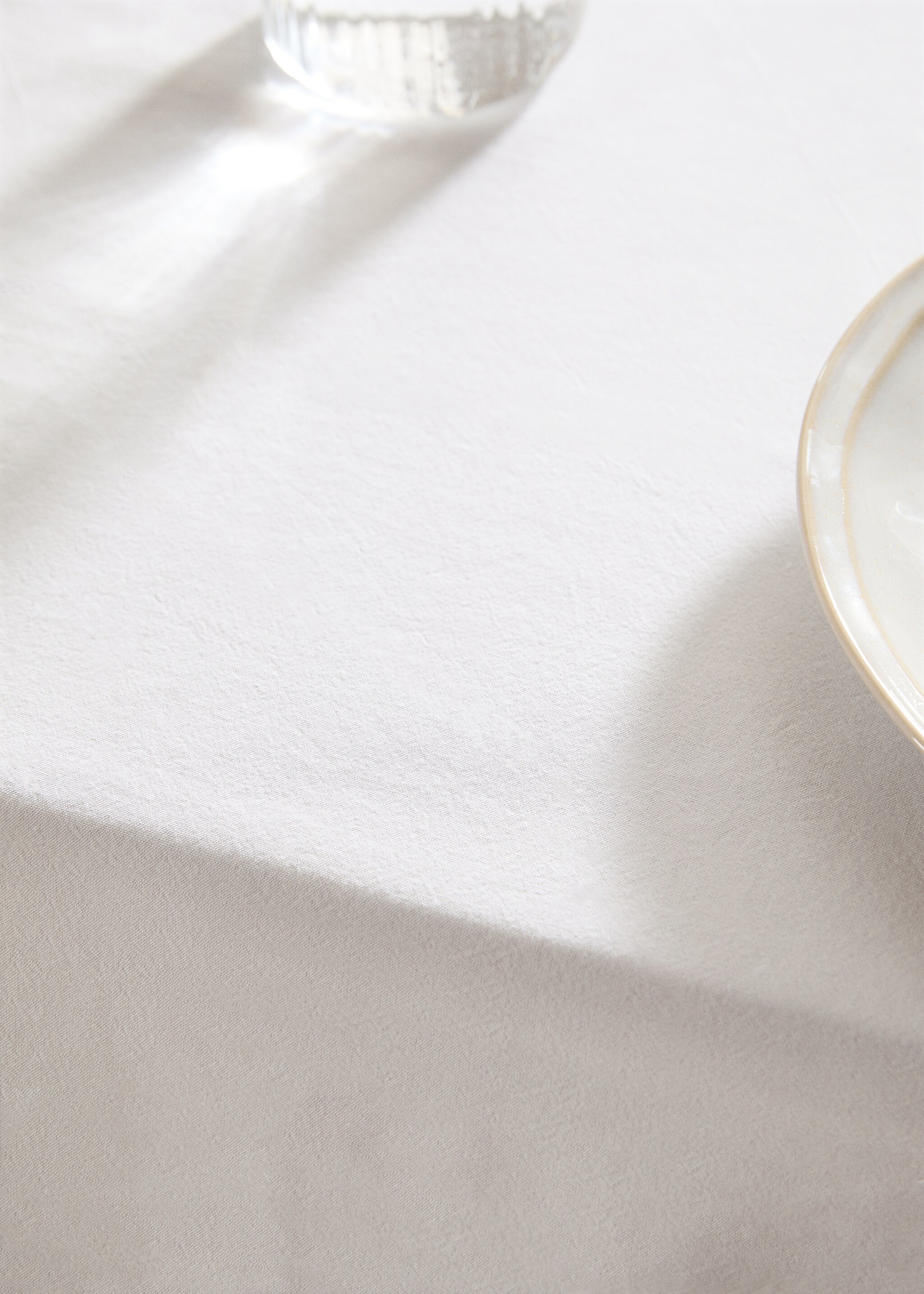 Tablecloth with lace detail for 6 to 8 diners - Details of the article 7, Off White. Ref: 77080631-00.