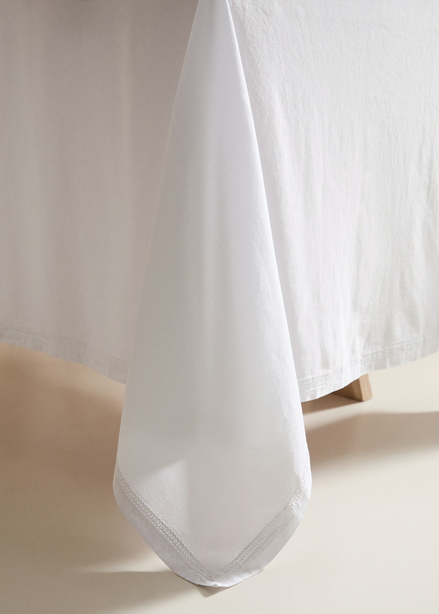 Tablecloth with lace detail for 6 to 8 diners - Details of the article 8