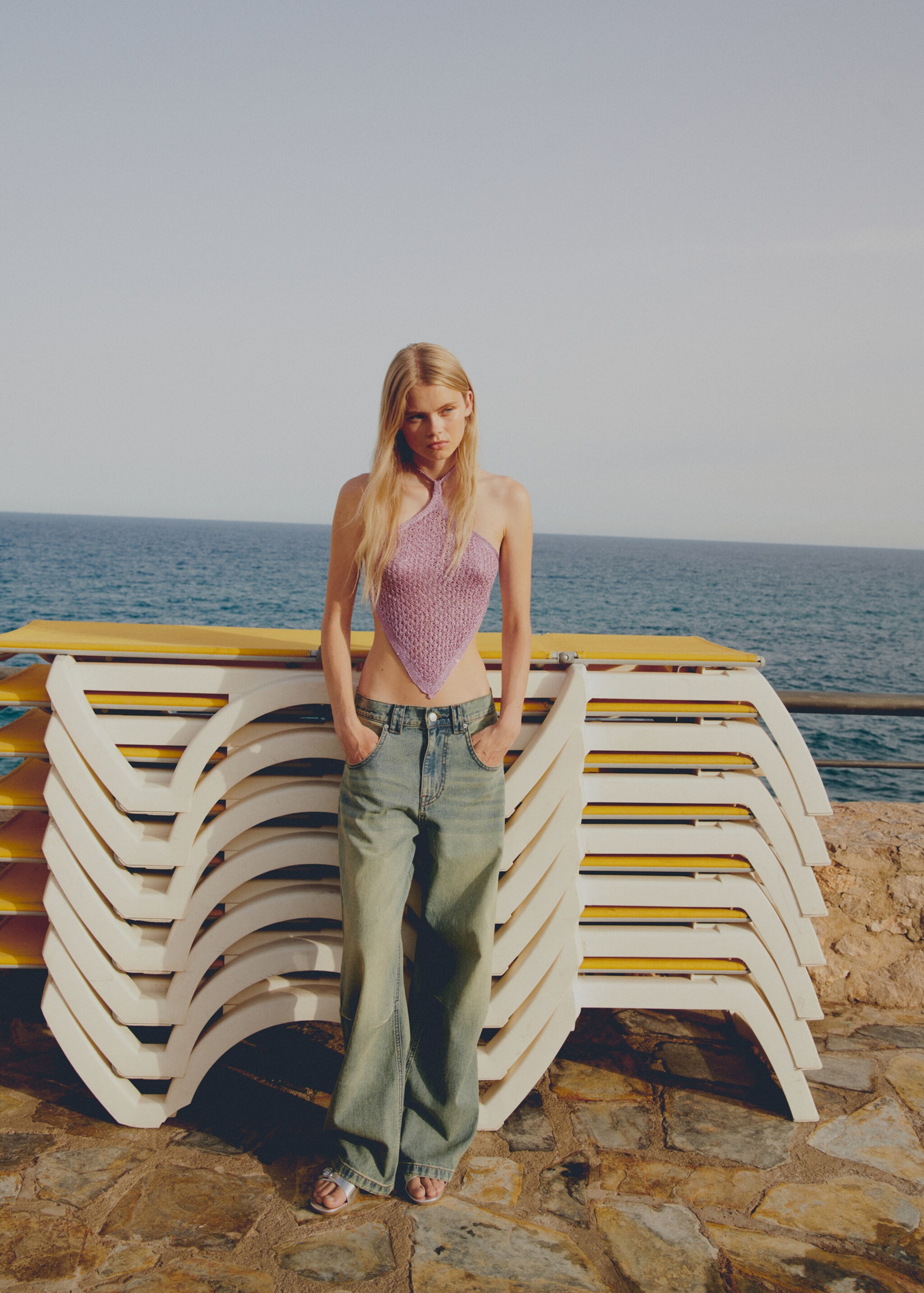 Wideleg pleated jeans with low waist - Details of the article 7, Blue. Ref: 77081505-00.