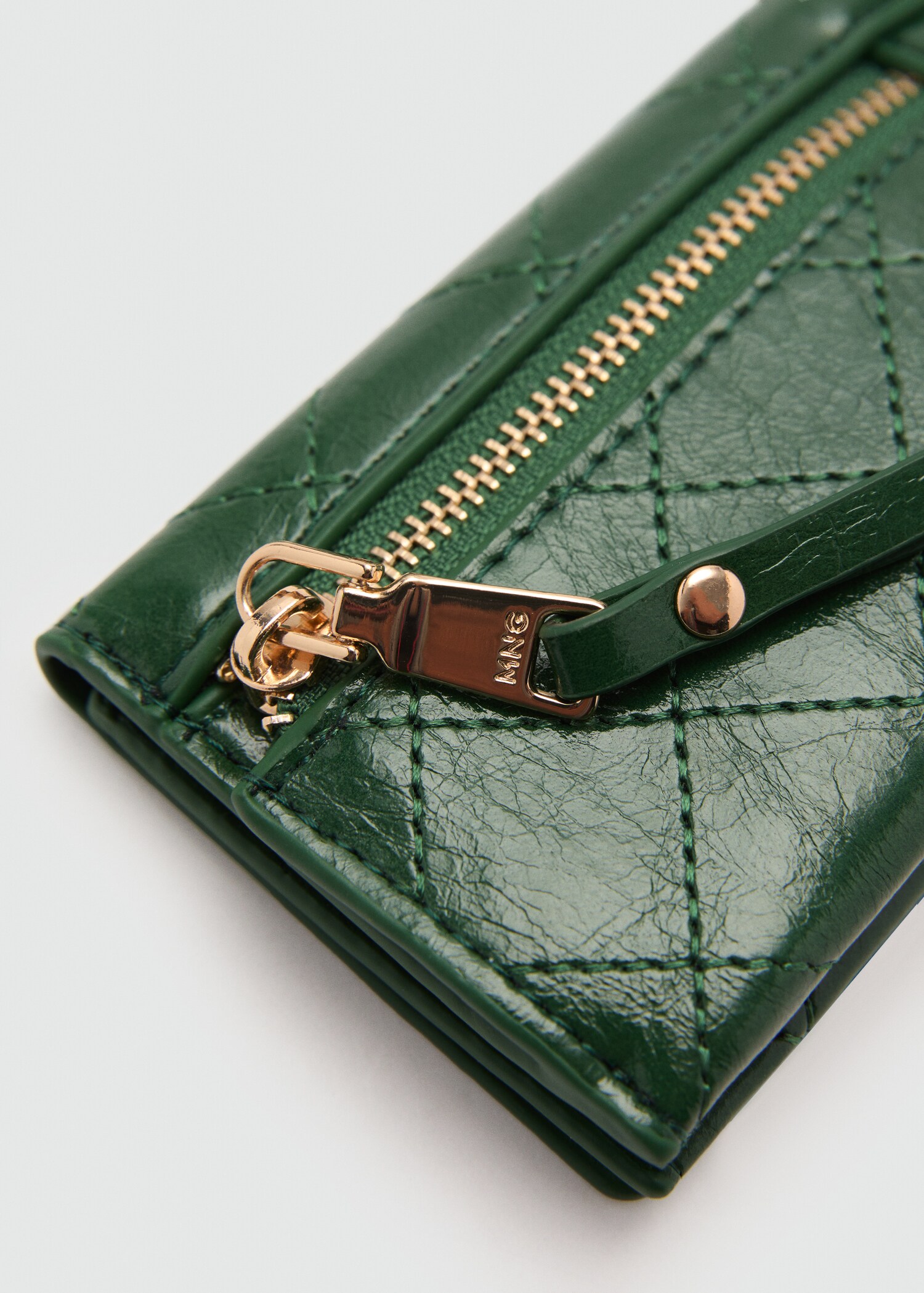 Coin purse with flap and decorative stitching - Details of the article 1