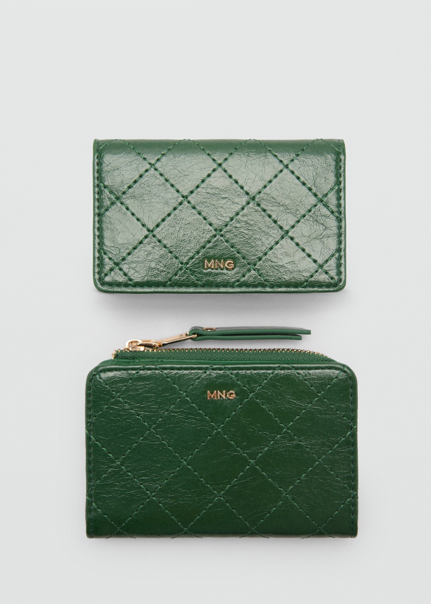 Coin purse with flap and decorative stitching - Details of the article 3