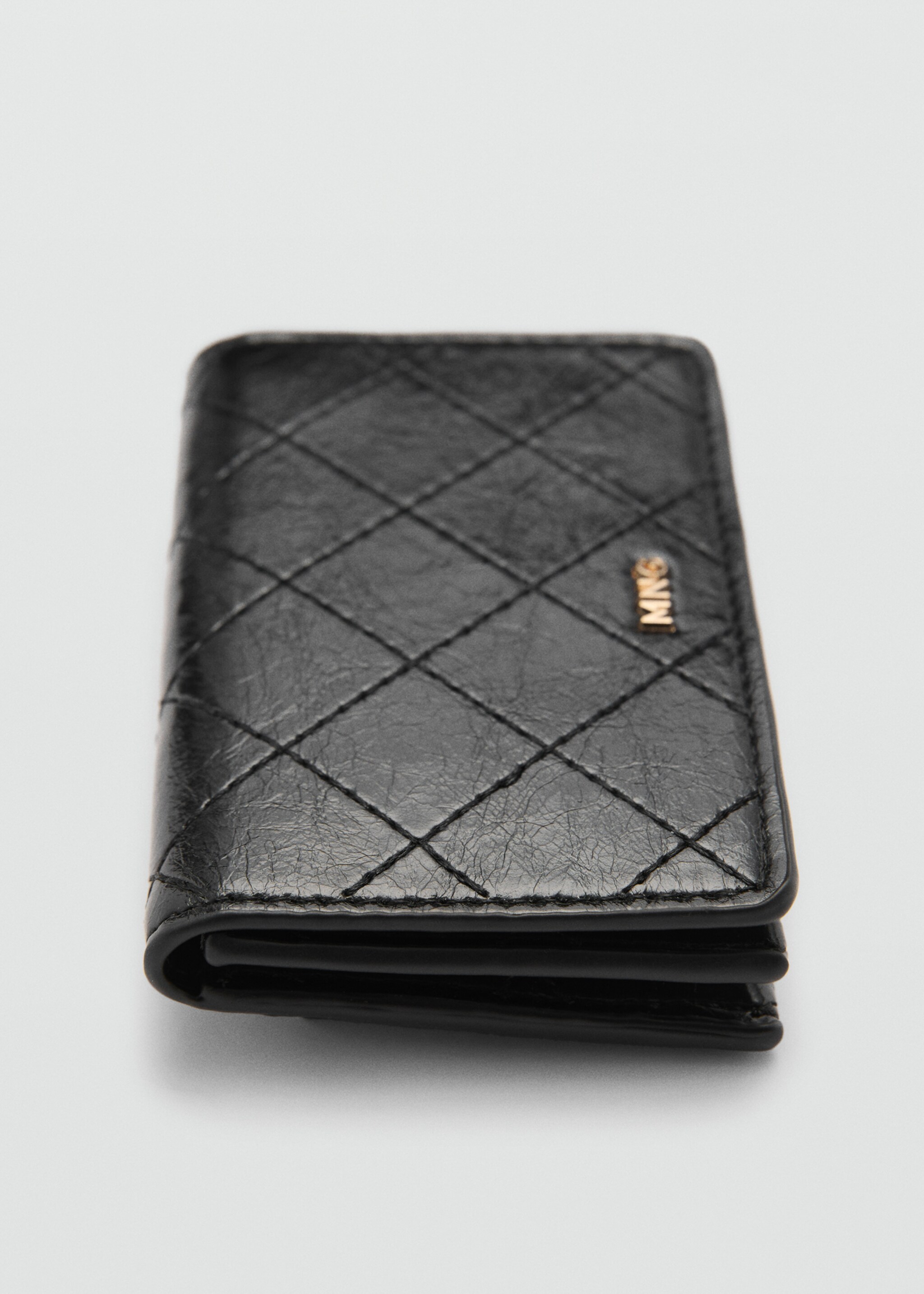 Geldbörse mit Klappe und Ziernähten - Detail des Artikels 1, Schwarz. Ref: 77082006-00.