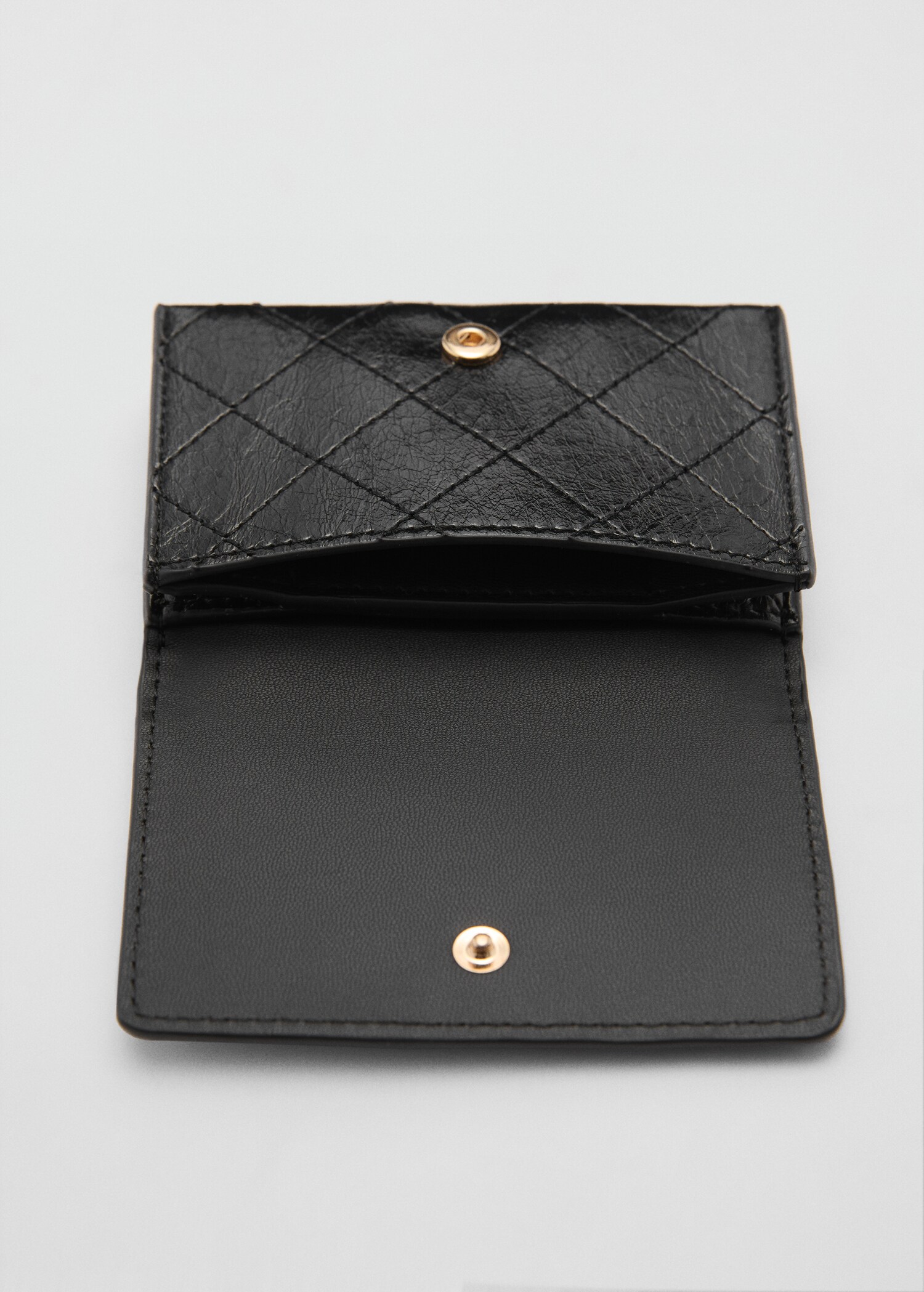 Coin purse with flap and decorative stitching - Details of the article 2