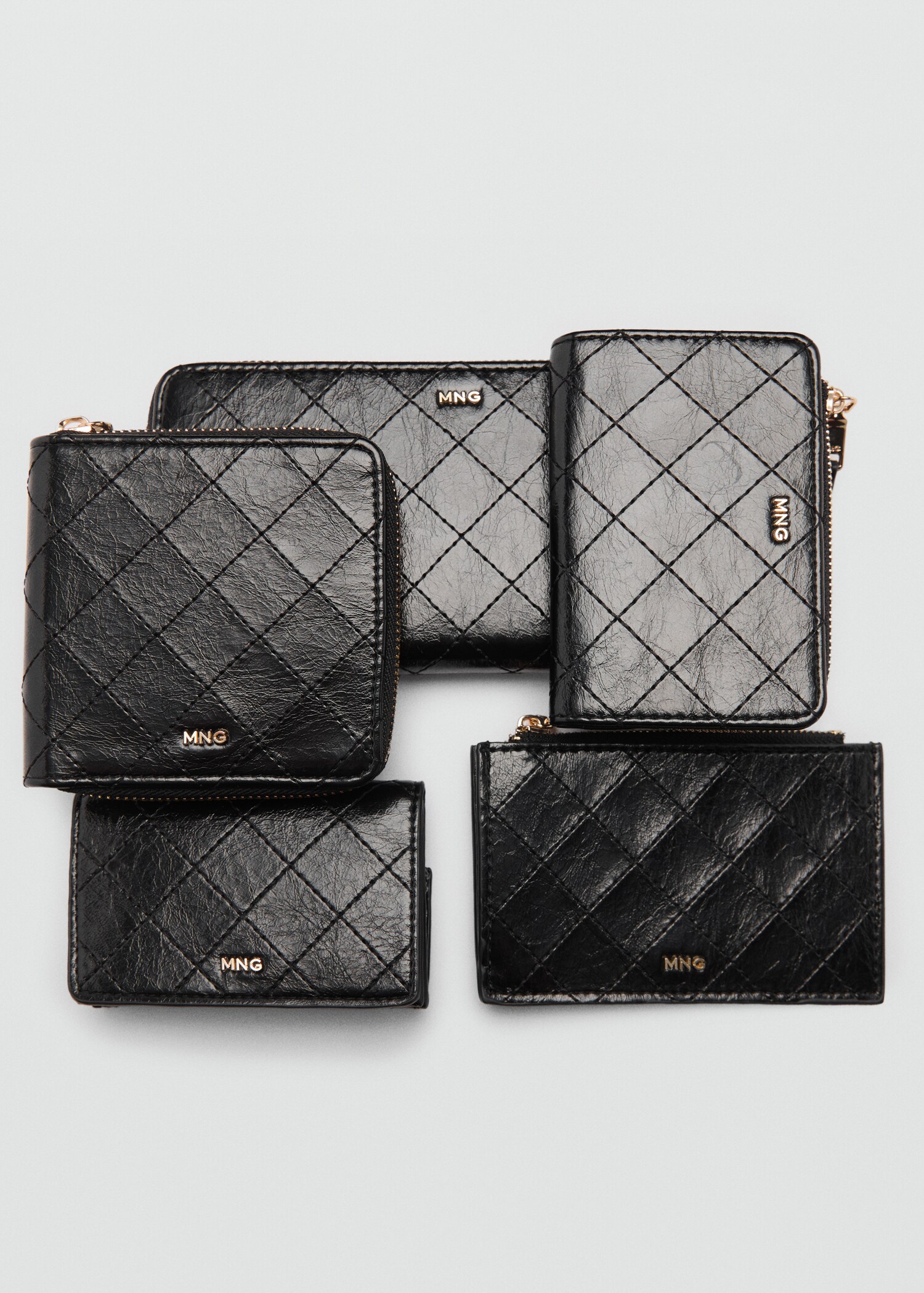 Coin purse with flap and decorative stitching - Details of the article 3