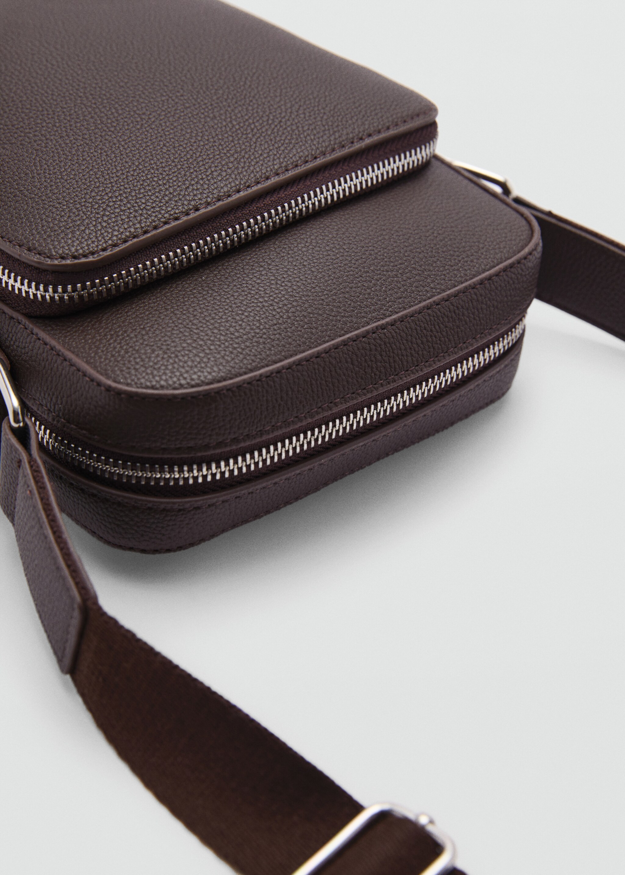 Schultertasche mit Narbenleder-Effekt - Detail des Artikels 1, Braun. Ref: 77082541-00.