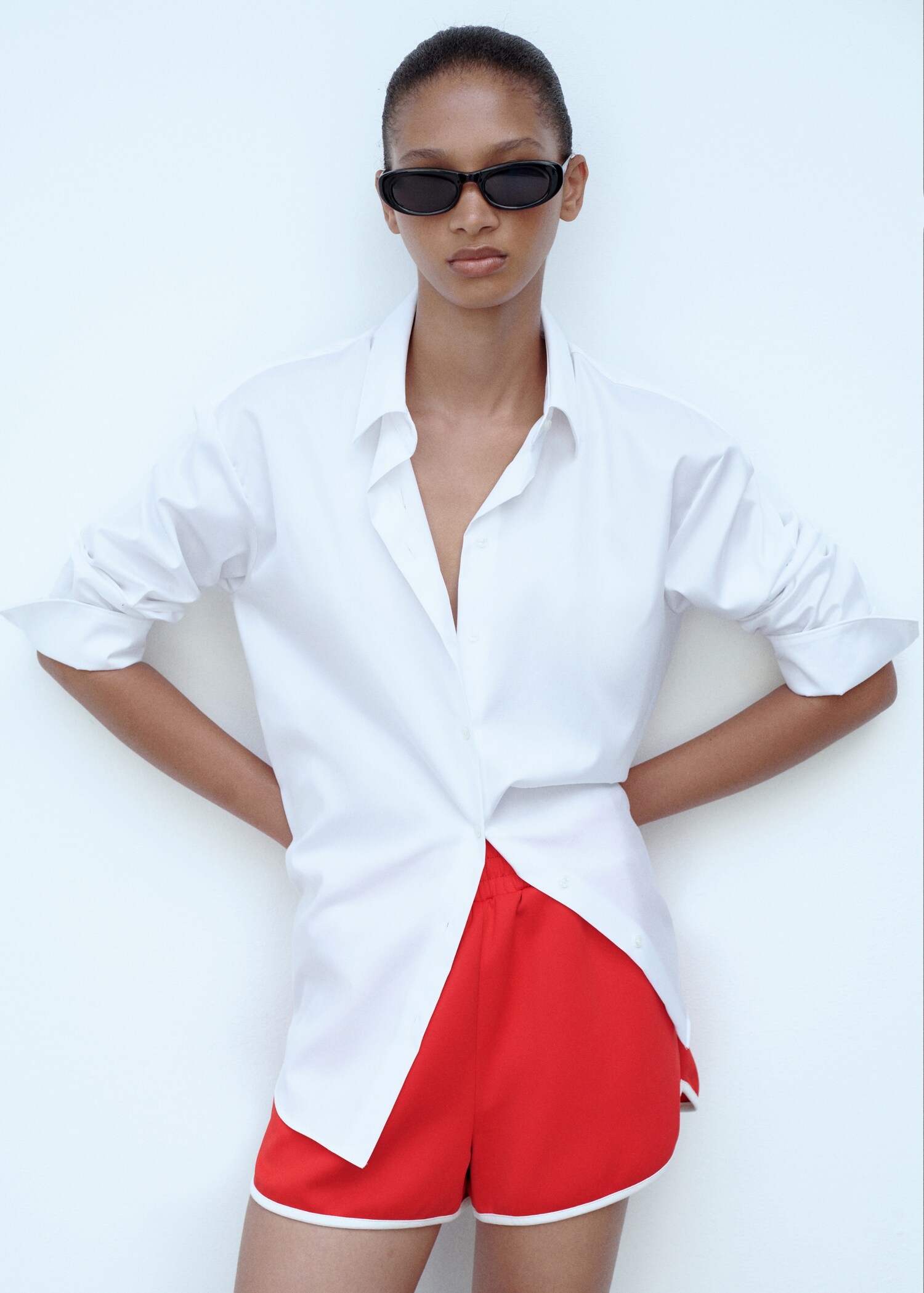 Straight shorts with contrasting trim - Details of the article 2