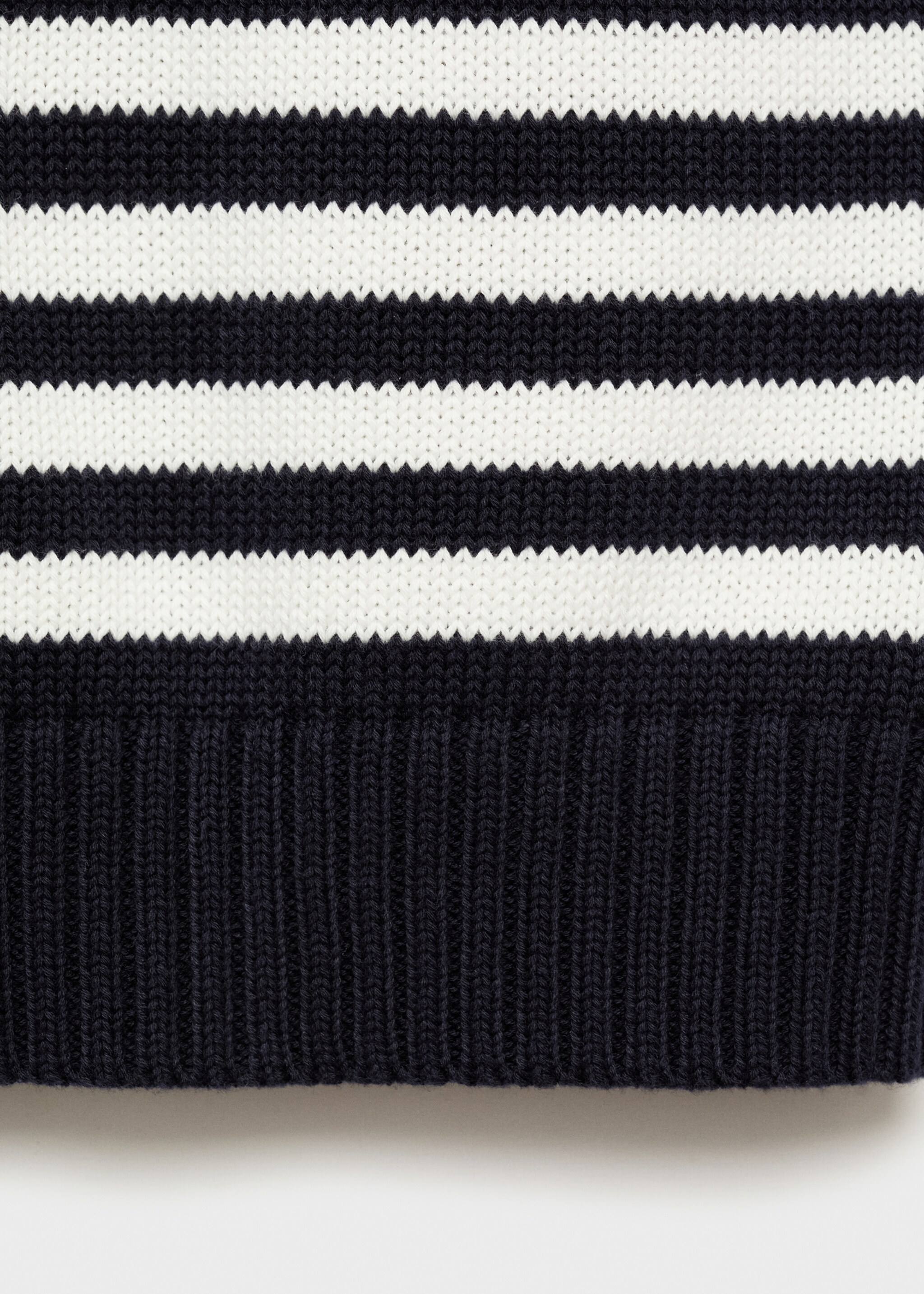 Gestreept gebreid vest - Detail van het artikel 0, Donkermarine. Ref: 77082931-00.