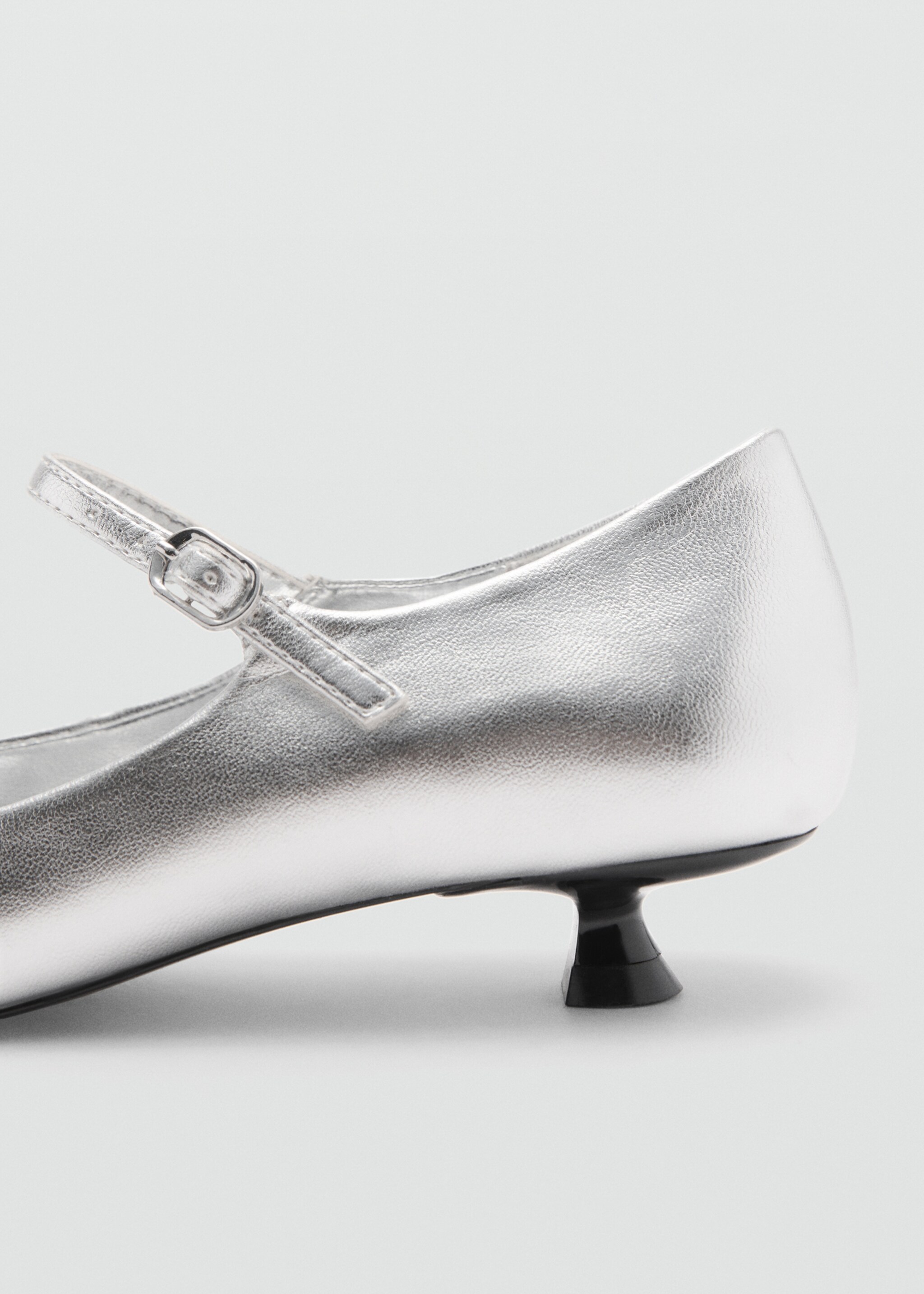 Pumps mit Kitten-Absatz und Schnalle - Detail des Artikels 1, Silber. Ref: 77082933-00.