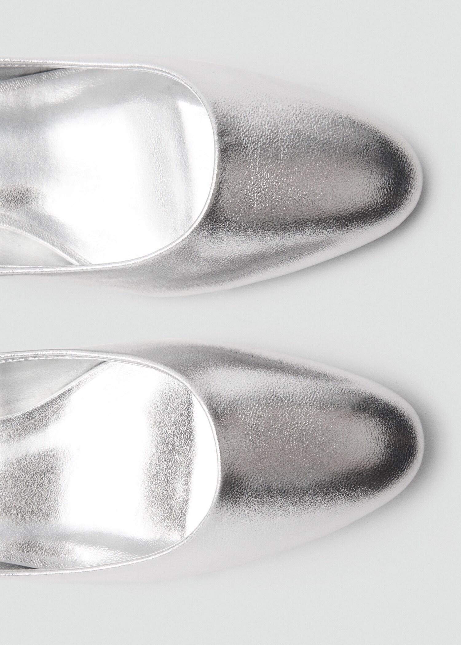 Kitten-heel shoes with buckle - Details of the article 2