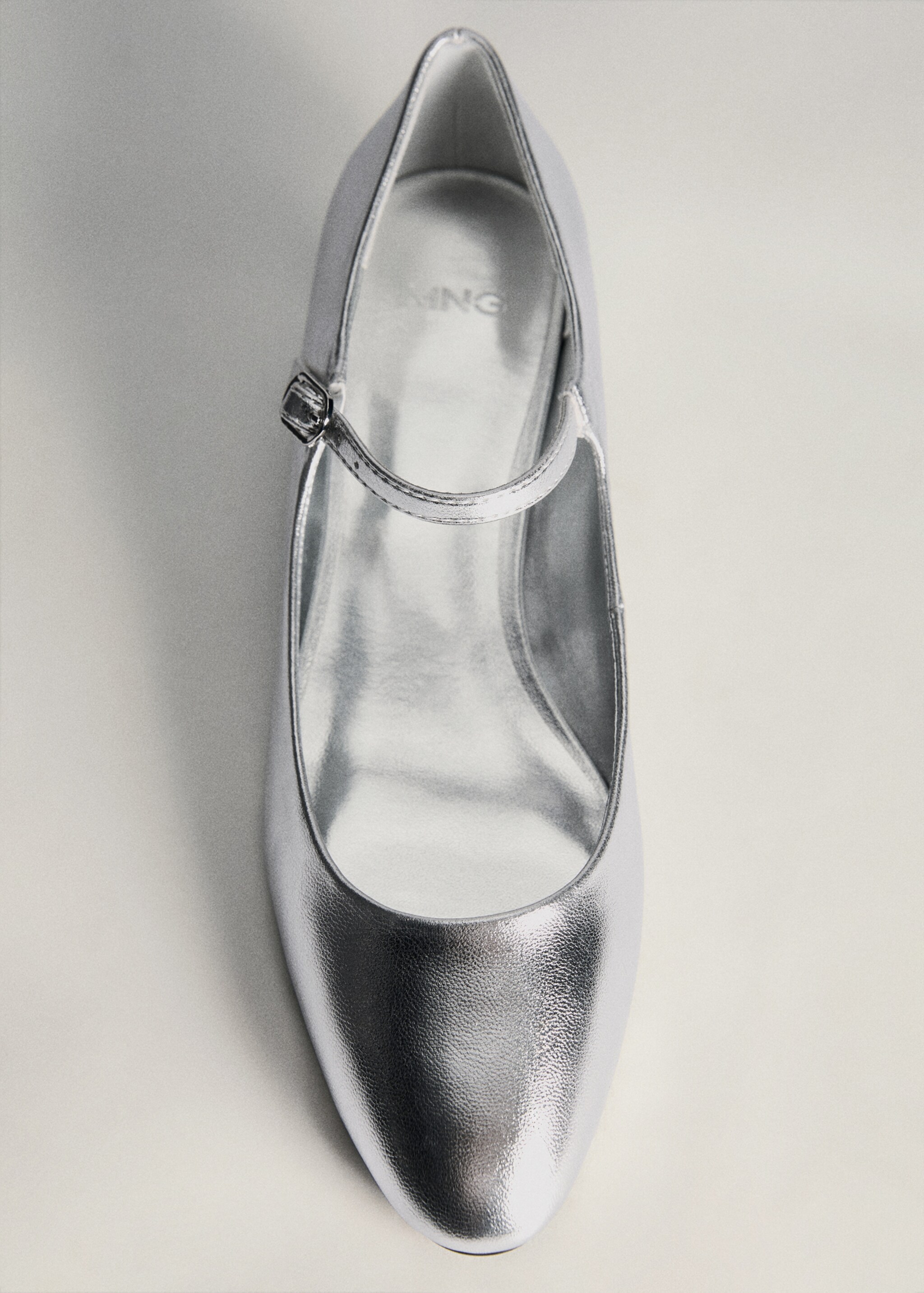 Pumps mit Kitten-Absatz und Schnalle - Detail des Artikels 5, Silber. Ref: 77082933-00.