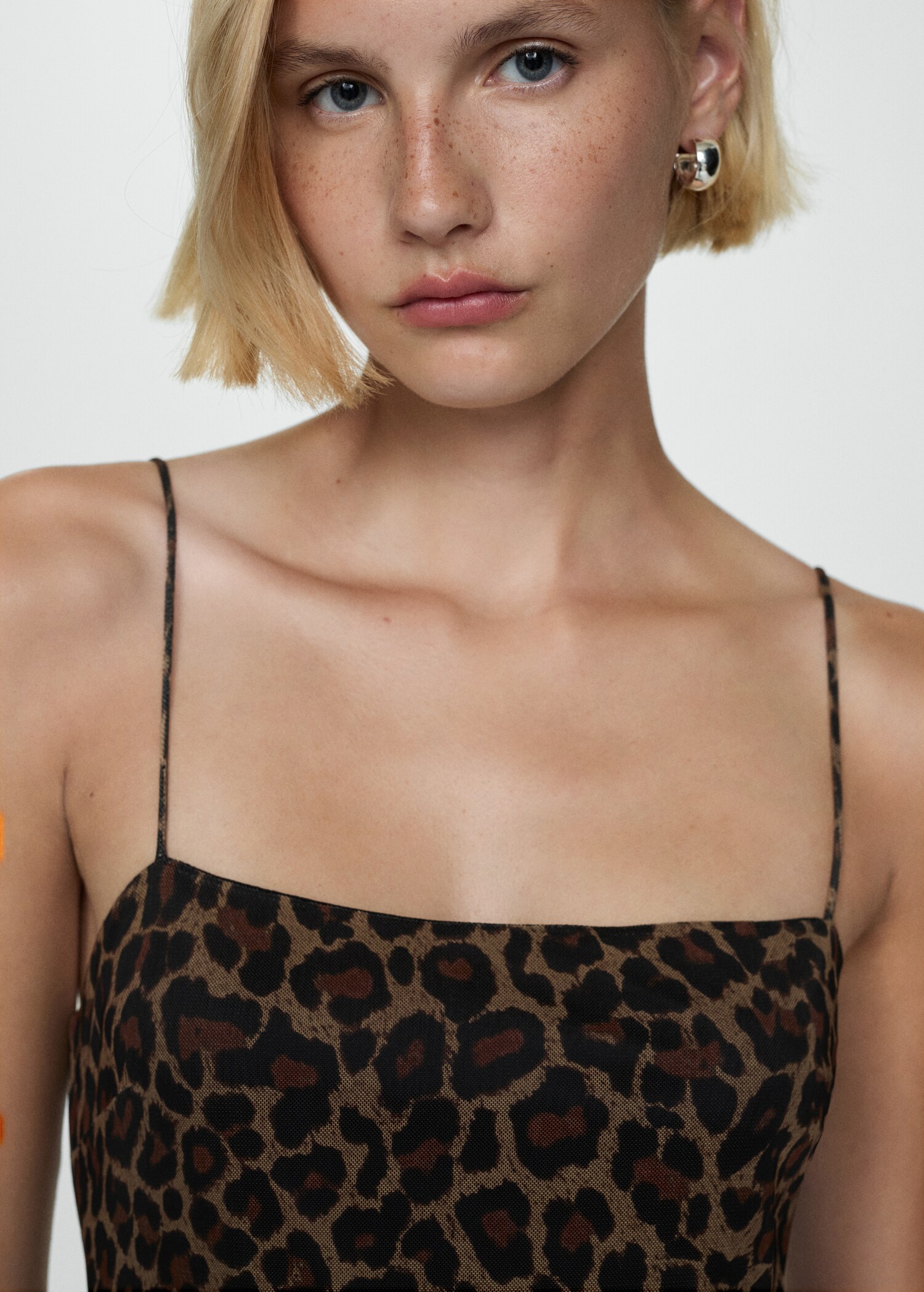 Kurzes Kleid mit Leo-Print - Detail des Artikels 1