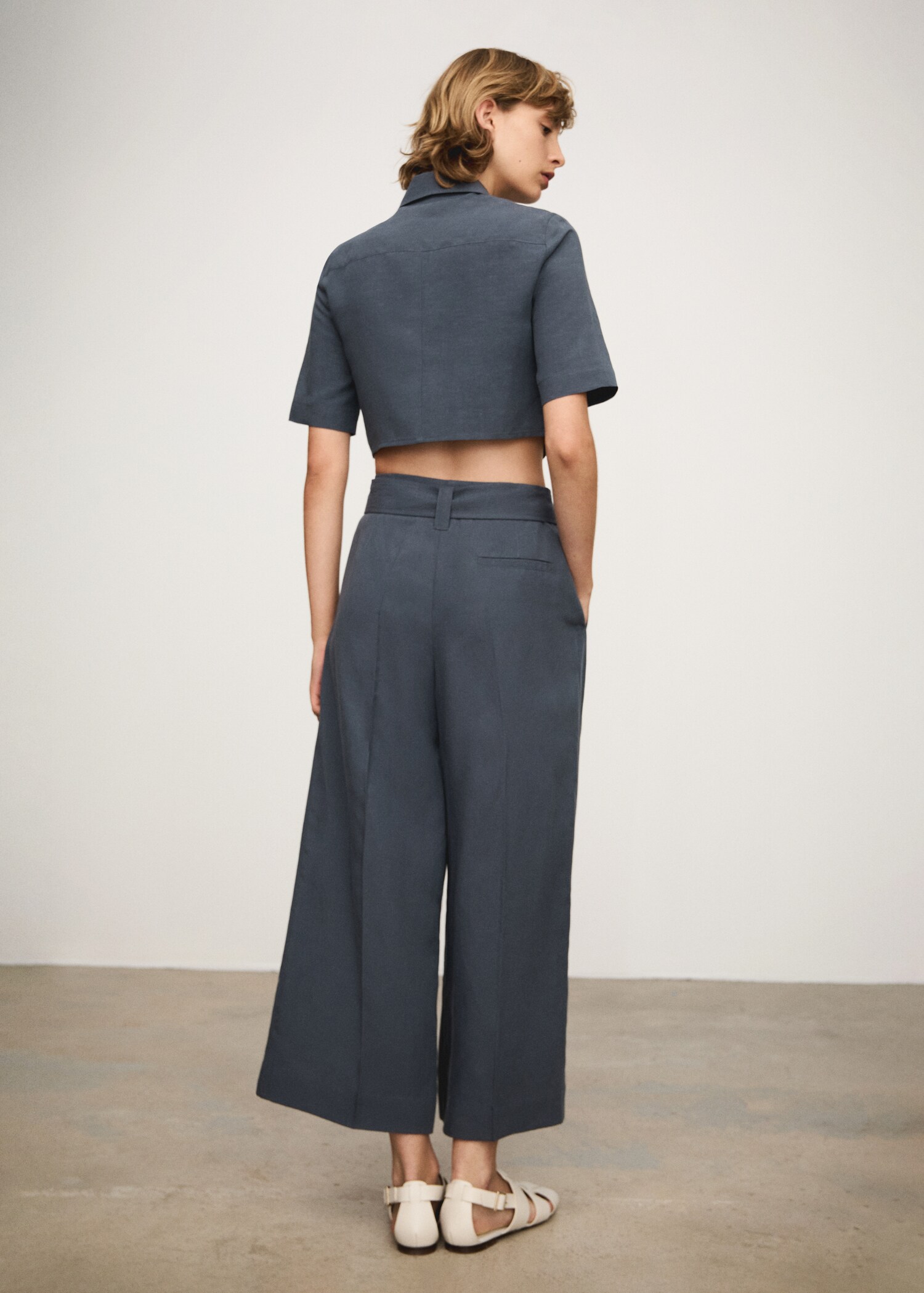 Lyocell trousers with belt - Reverse of the article