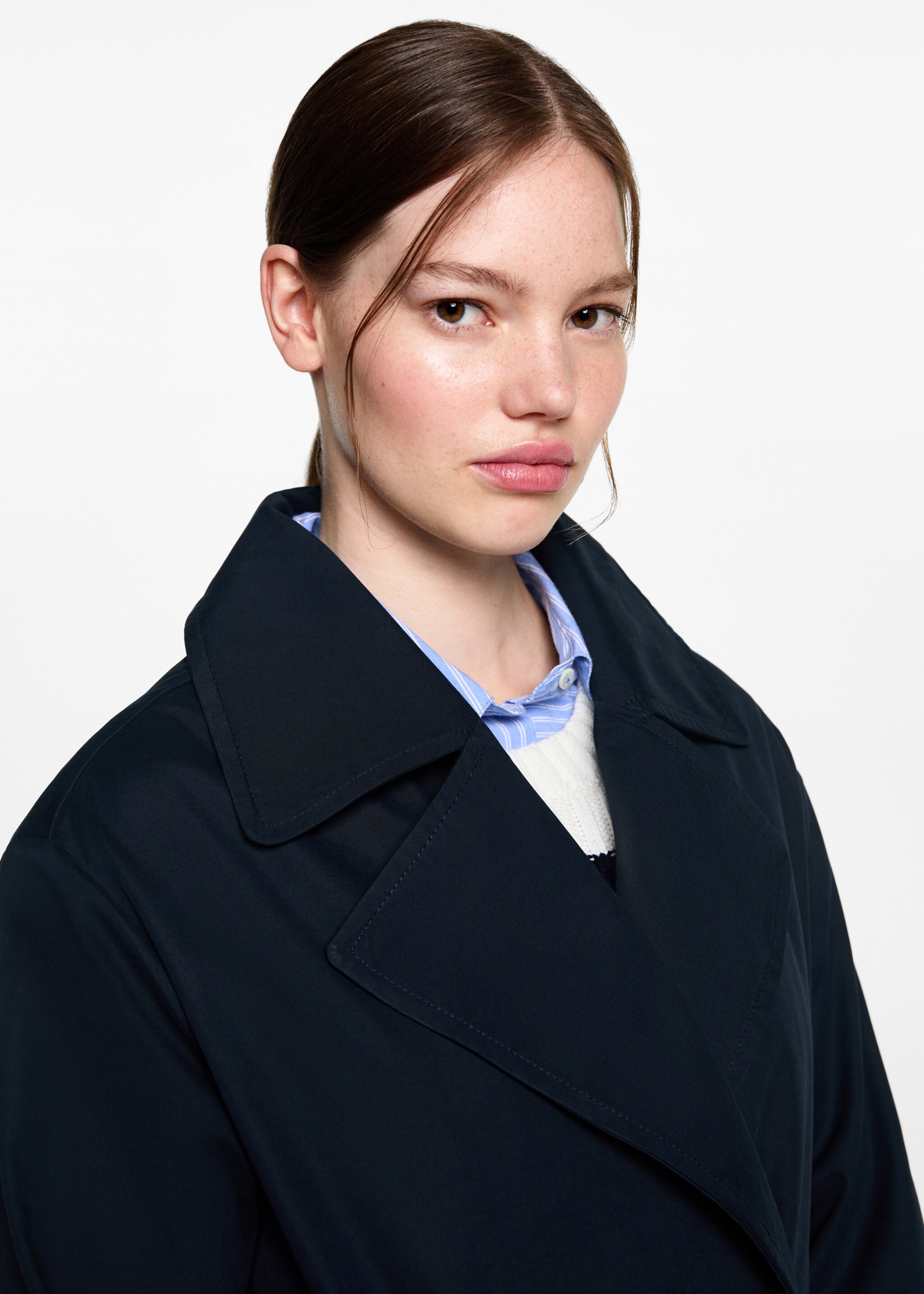 Classic trench coat with belt - Details of the article 1, Dark Navy. Ref: 77083283-00.