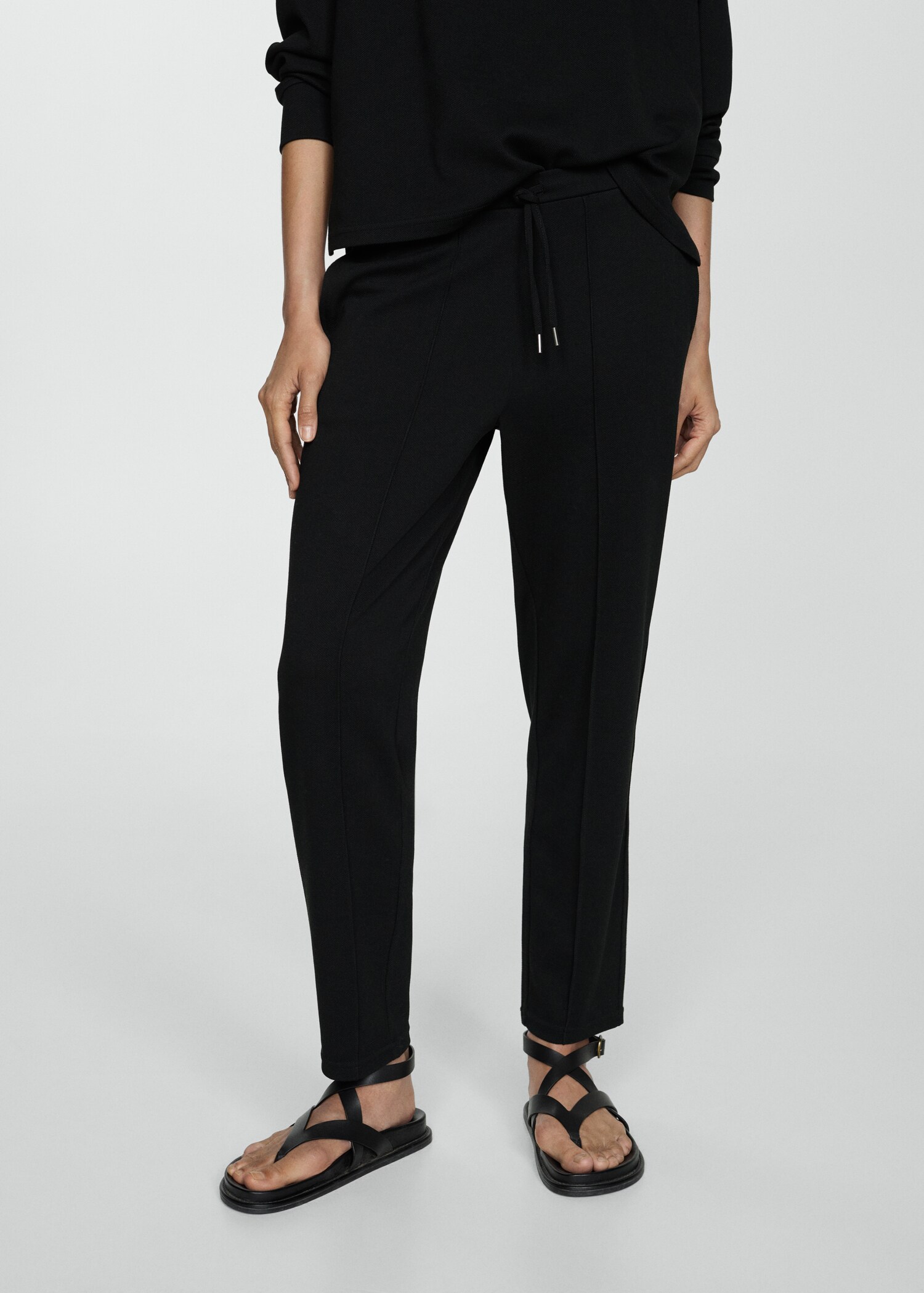 Pantalón jogger costuras - Plano medio