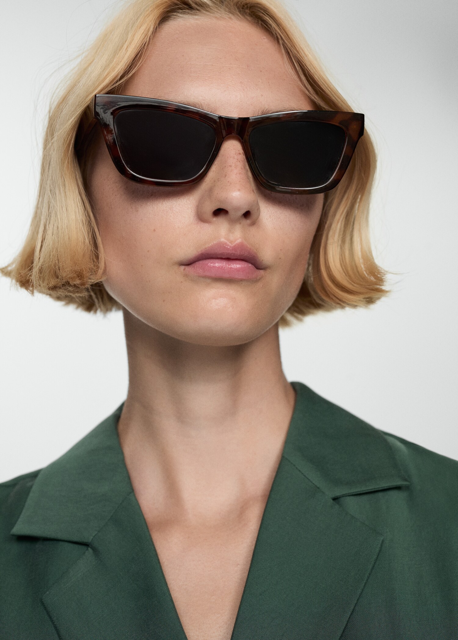 Short jumpsuit with tortoiseshell buttons - Details of the article 1