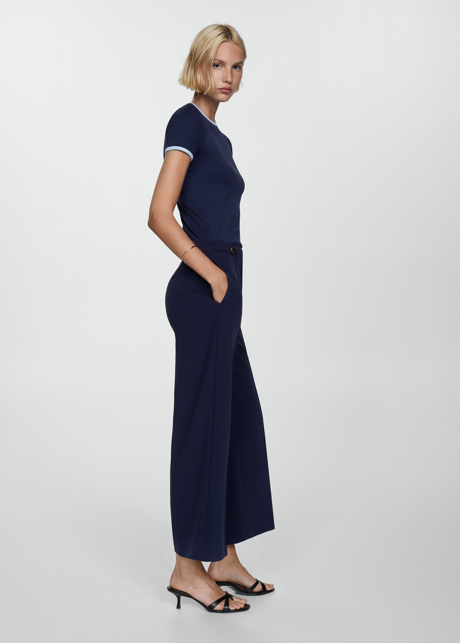 Buttons straight-fit trousers - Details of the article 2