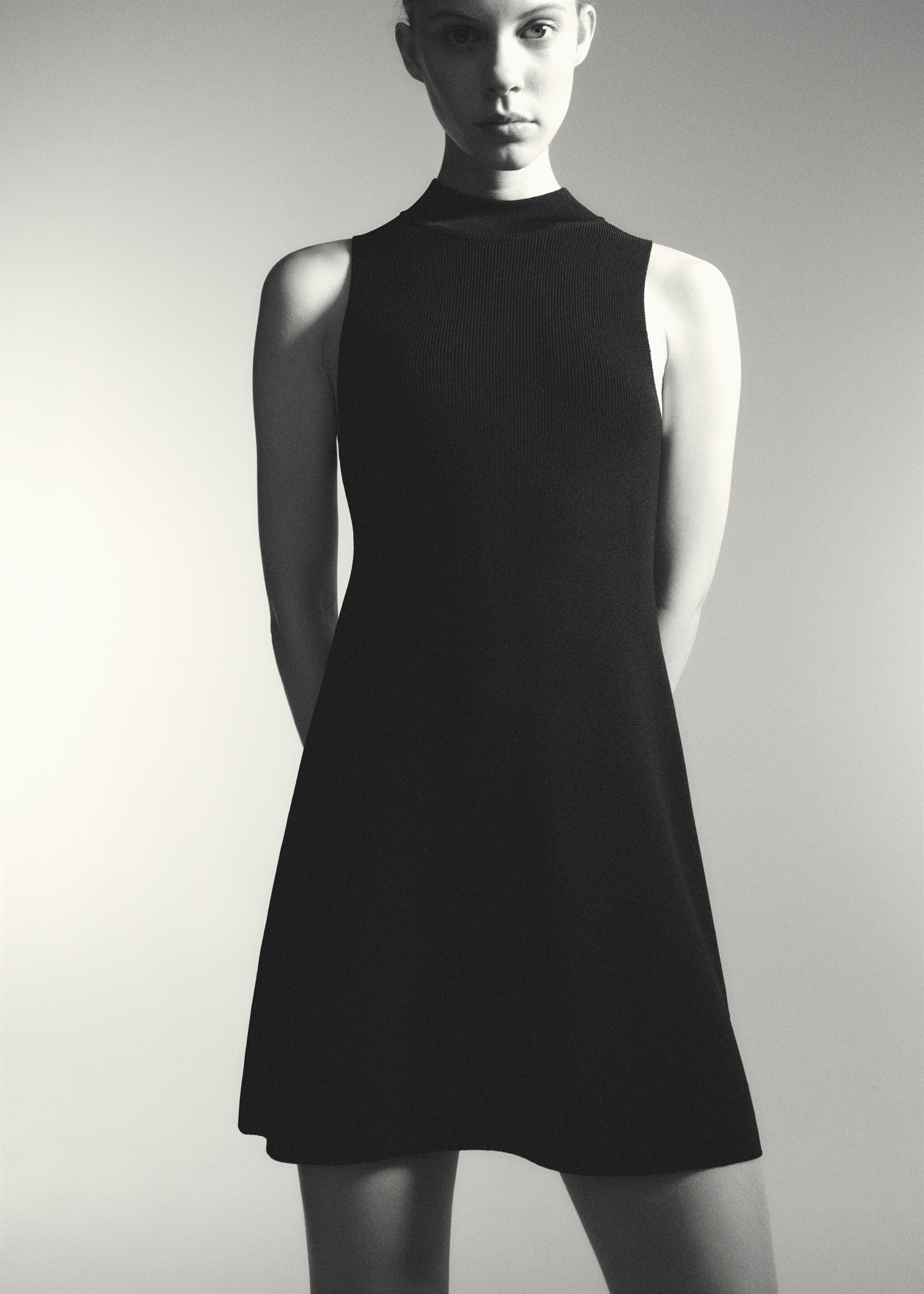 Vestido punto cuello perkins - Detalle del artículo 6, Negro. Ref: 77084032-00.