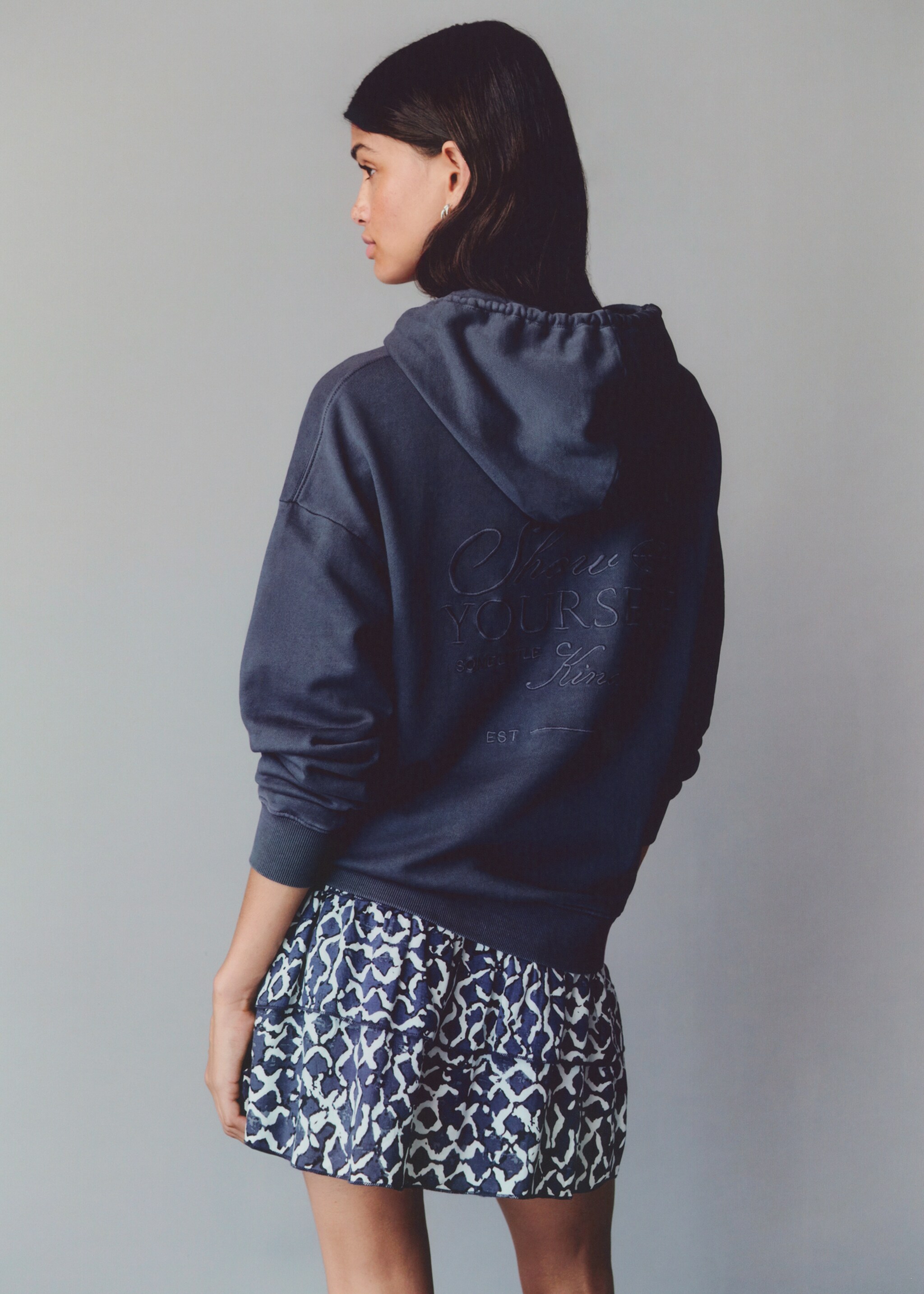 Embroidered hoodie - Details of the article 5, Charcoal. Ref: 77084041-00.