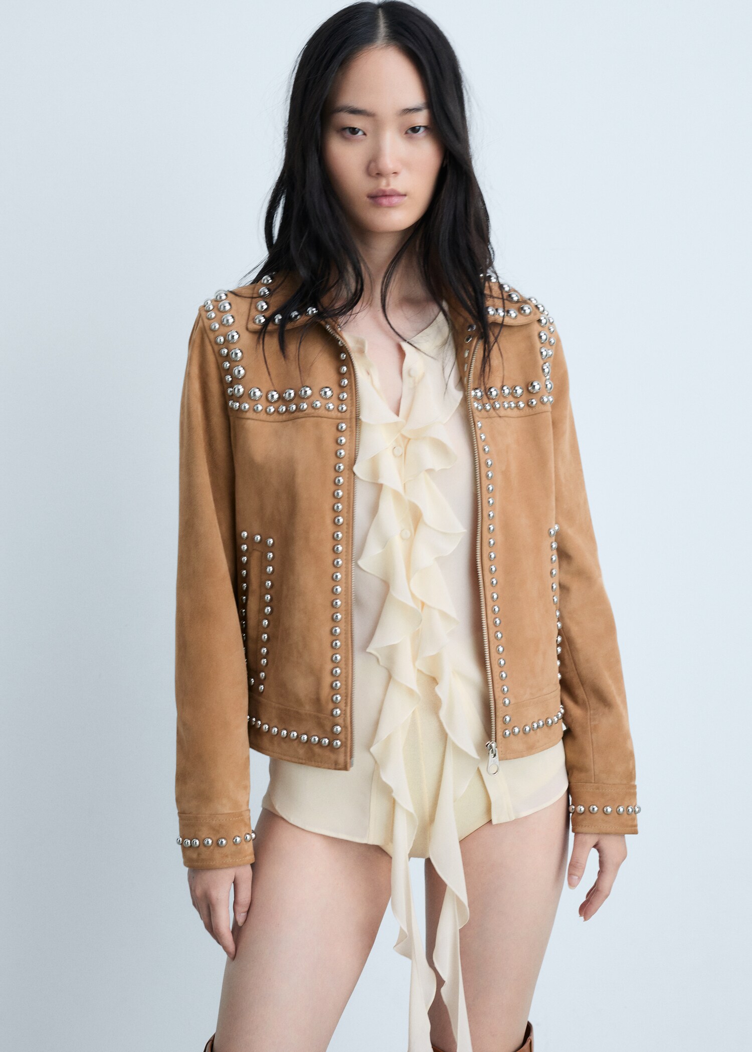 Veste cuir cloutée - Plan moyen