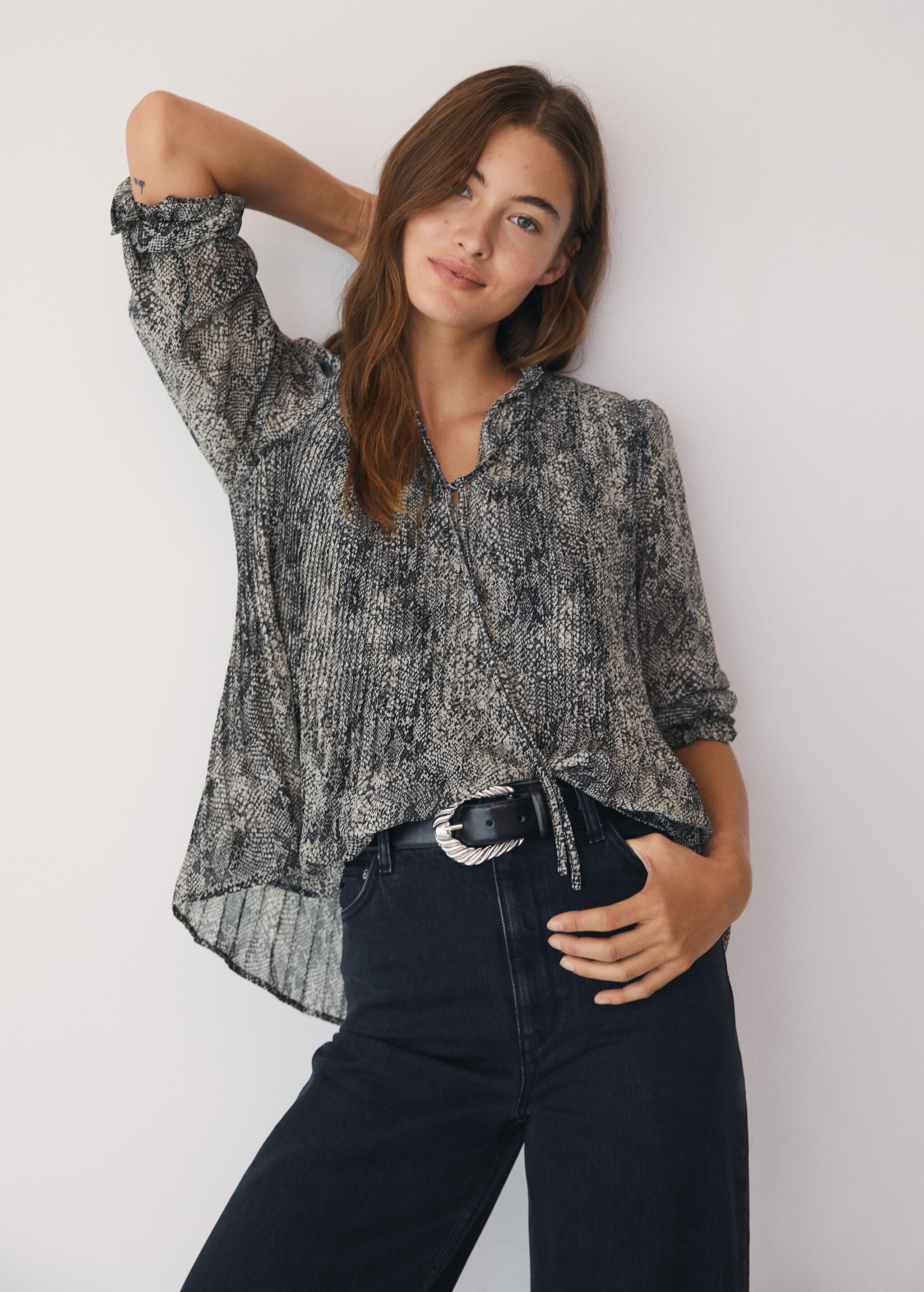 Blusa plisada estampada - Plano medio