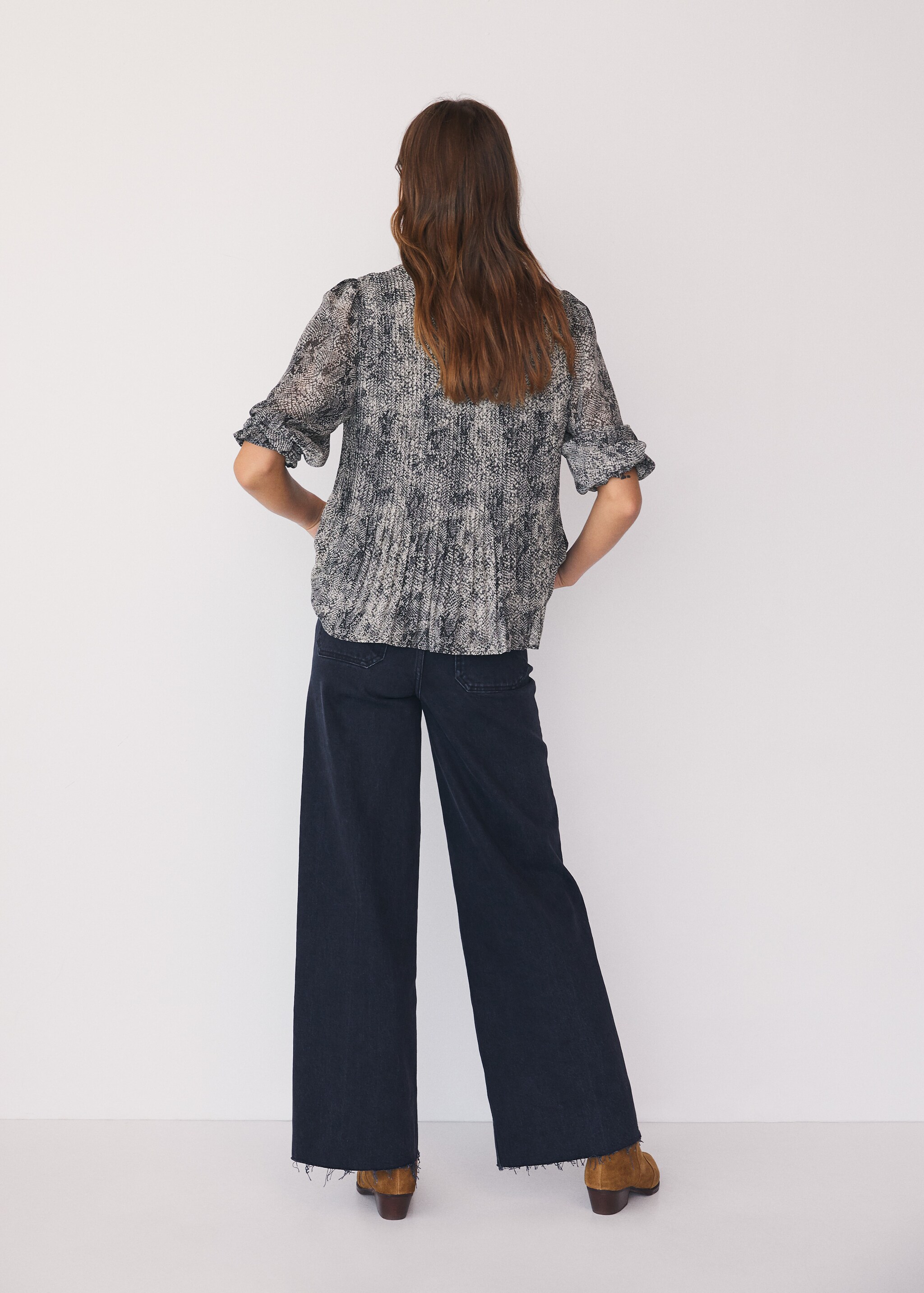Blusa plisada estampada - Reverso del artículo
