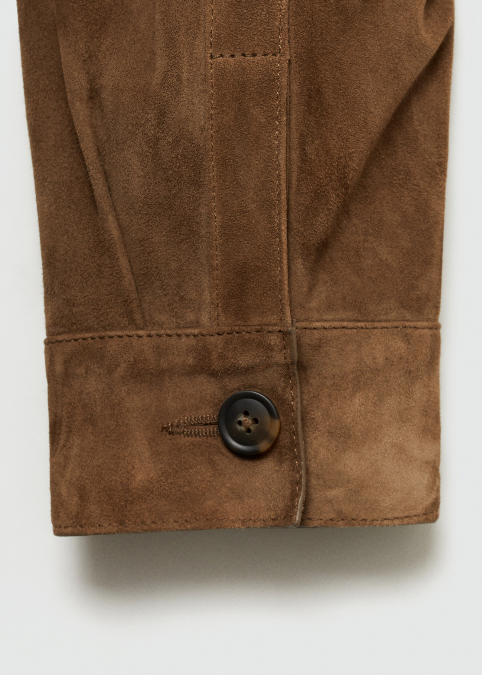 Overshirt aus 100 % Wildleder mit Taschen - Detail des Artikels 0, Tobacco-Braun. Ref: 77084432-00.