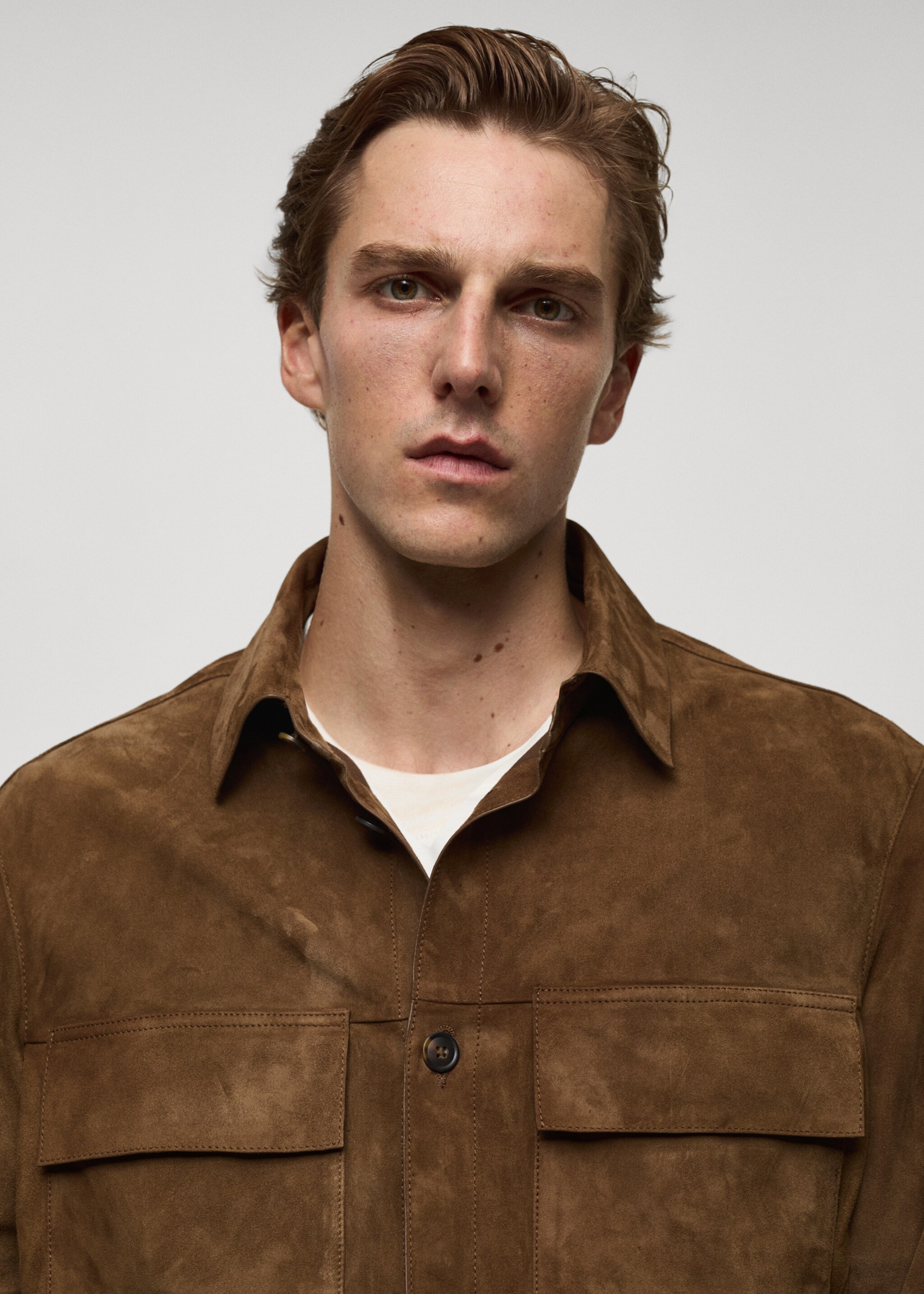 Overshirt aus 100 % Wildleder mit Taschen - Detail des Artikels 1, Tobacco-Braun. Ref: 77084432-00.