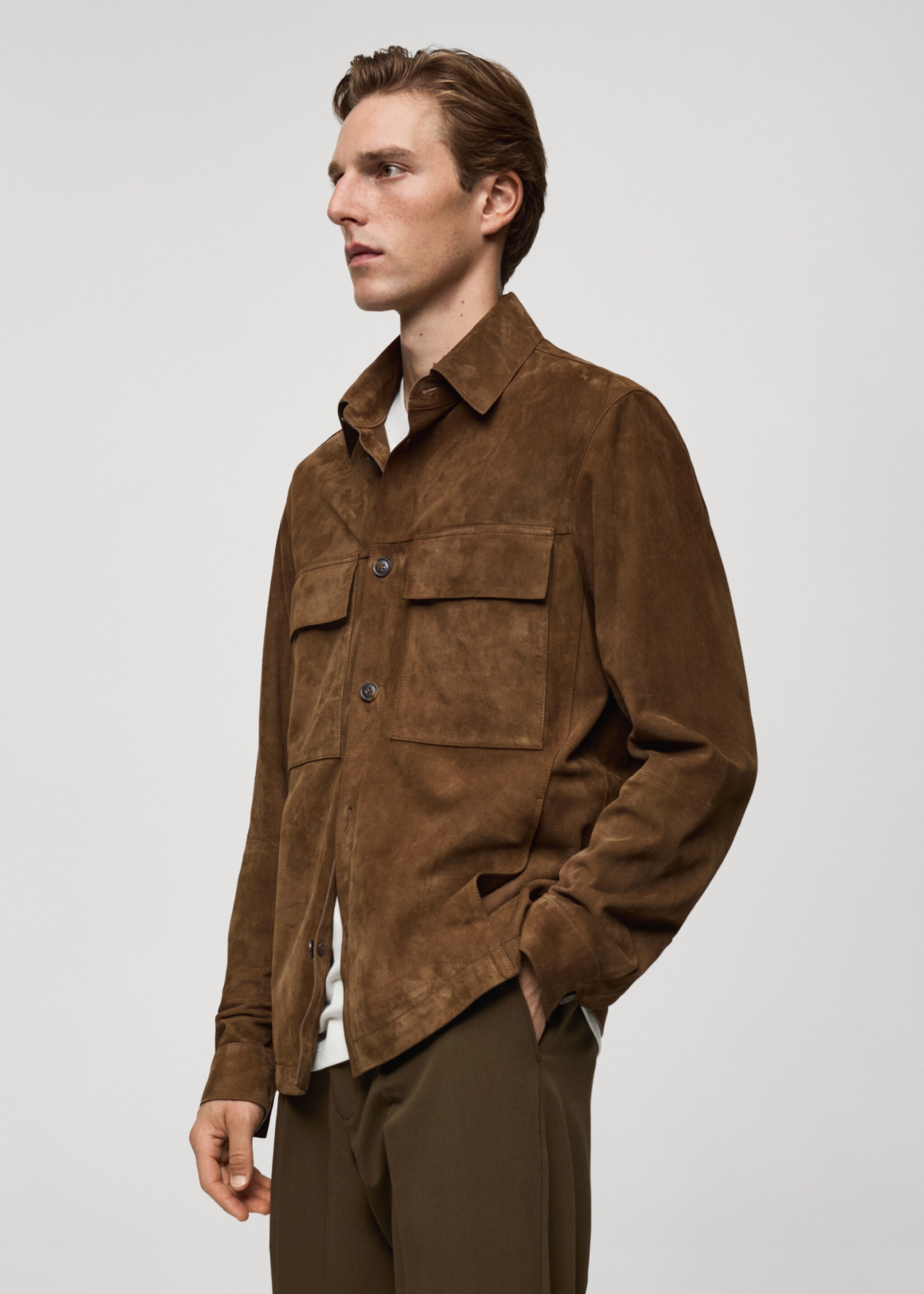Overshirt aus 100 % Wildleder mit Taschen - Detail des Artikels 2, Tobacco-Braun. Ref: 77084432-00.