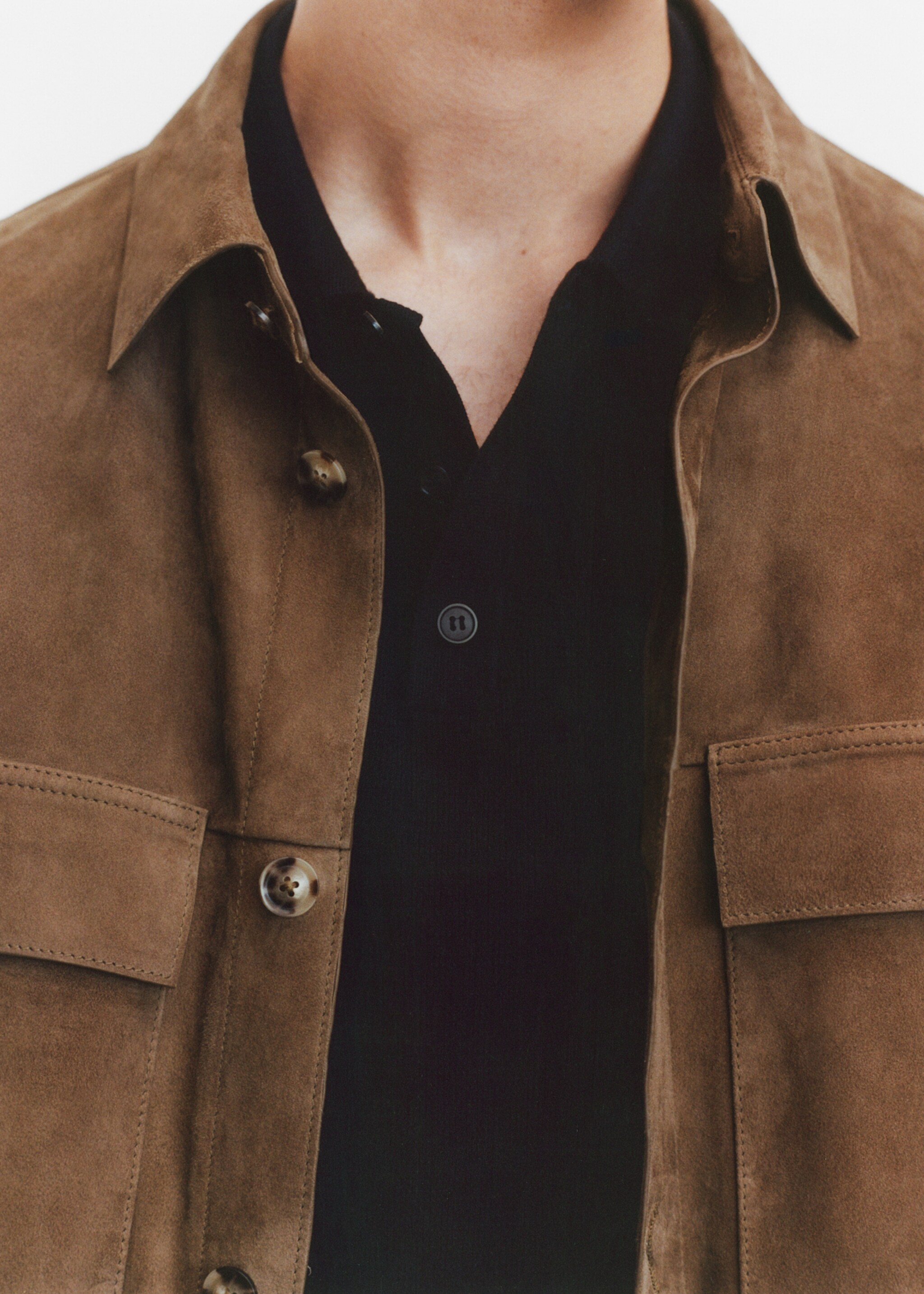 Overshirt aus 100 % Wildleder mit Taschen - Detail des Artikels 3, Tobacco-Braun. Ref: 77084432-00.